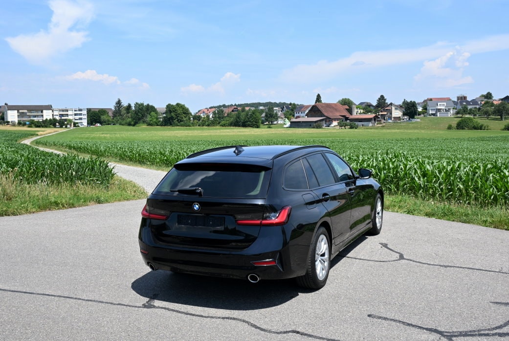 BMW 320d xDrive Touring Steptronic-image-2