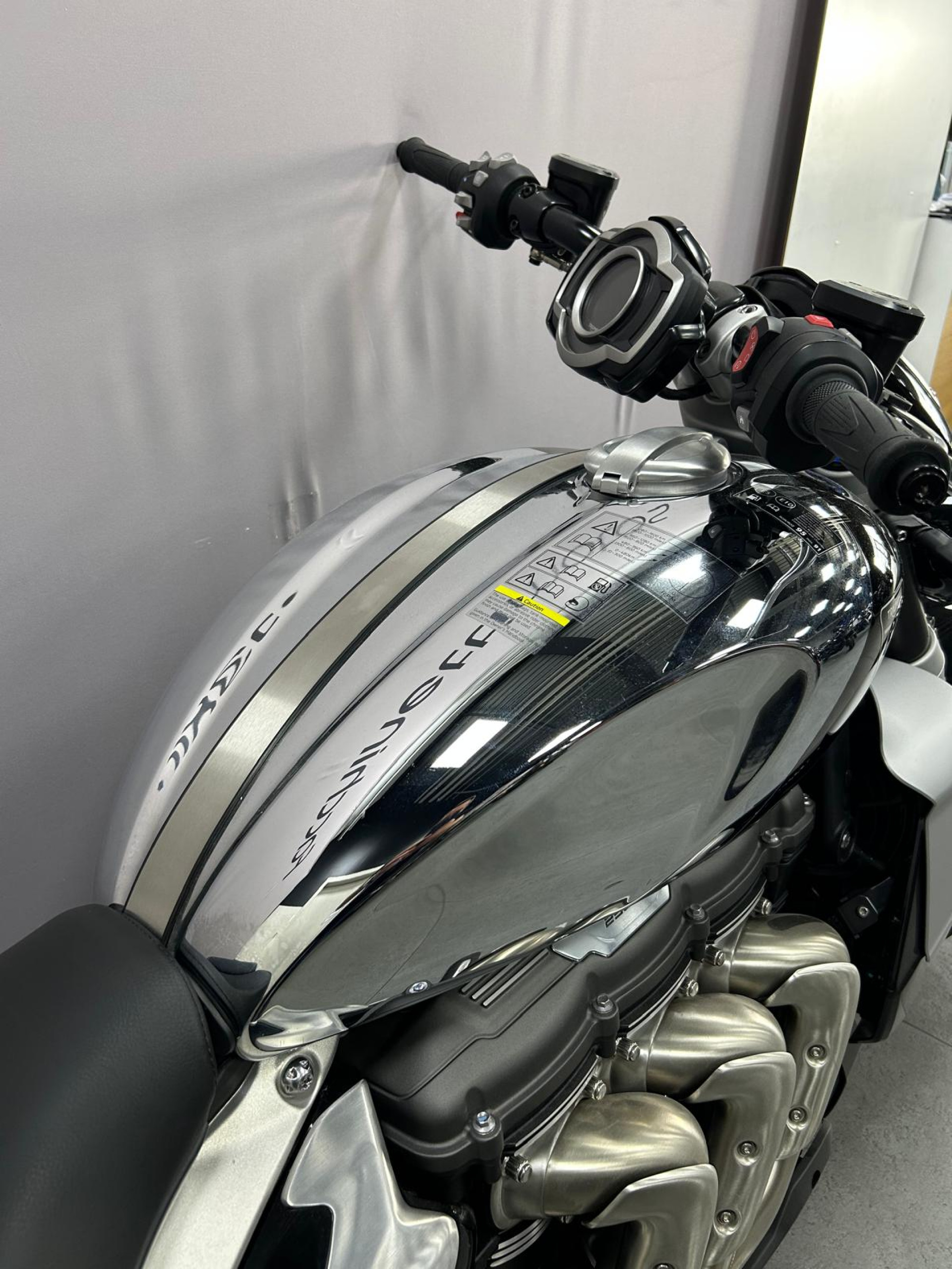 TRIUMPH Rocket 3 R Chrome Edition-image-2