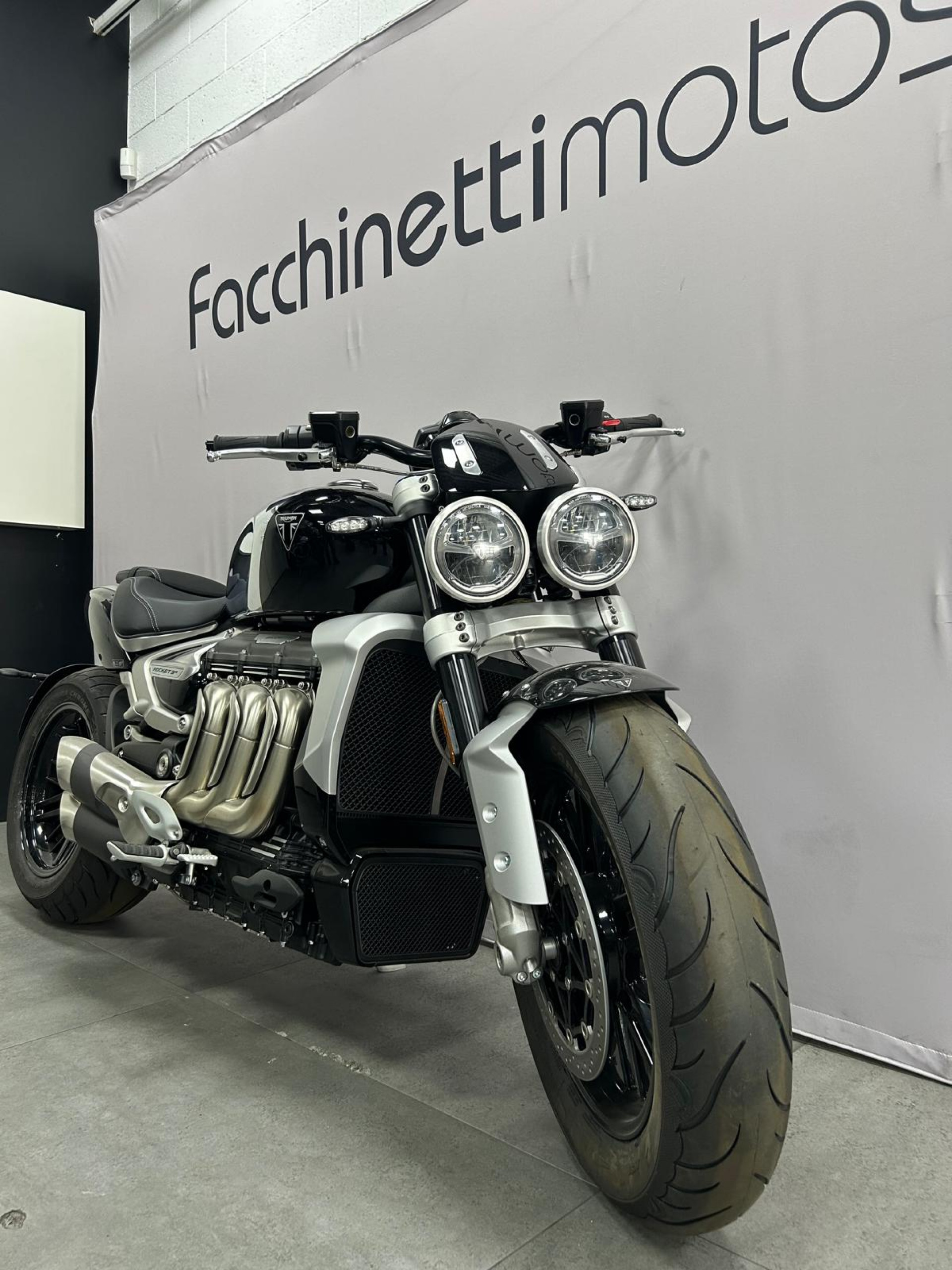 TRIUMPH Rocket 3 R Chrome Edition-image-3