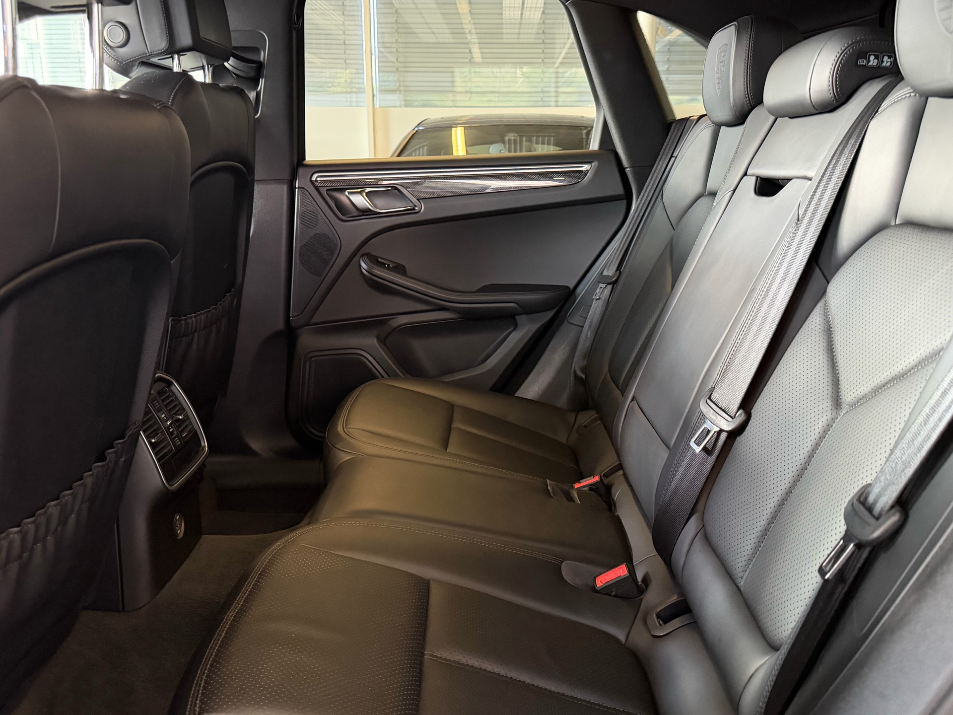 PORSCHE Macan PDK | CH | Swiss Package | Panorama | Sitzbelüftung | Carbon | Memory | DAB |-image-23