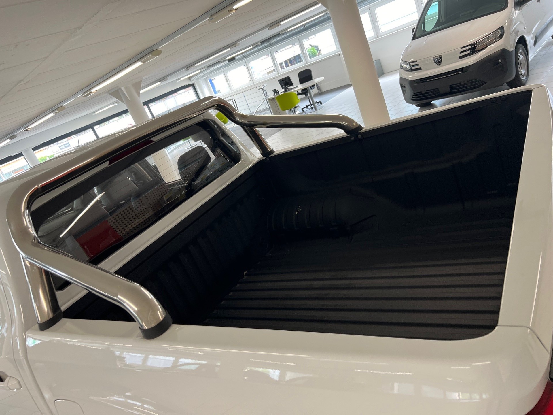 MAXUS T90 EV-image-7