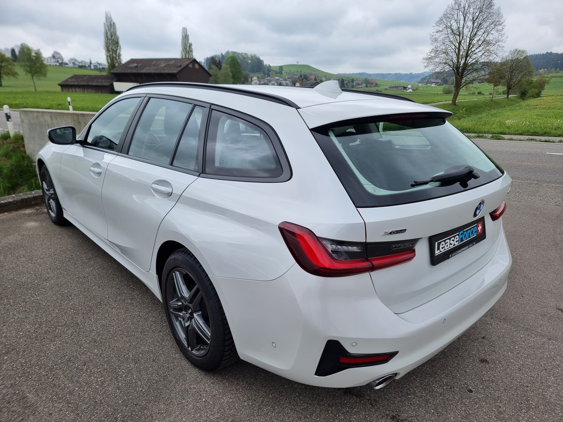 BMW 320d xDrive 48V Touring Steptronic-image-12