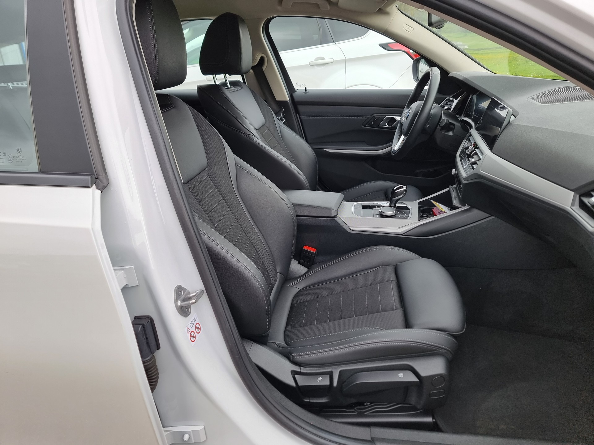 BMW 320d xDrive 48V Touring Steptronic-image-9