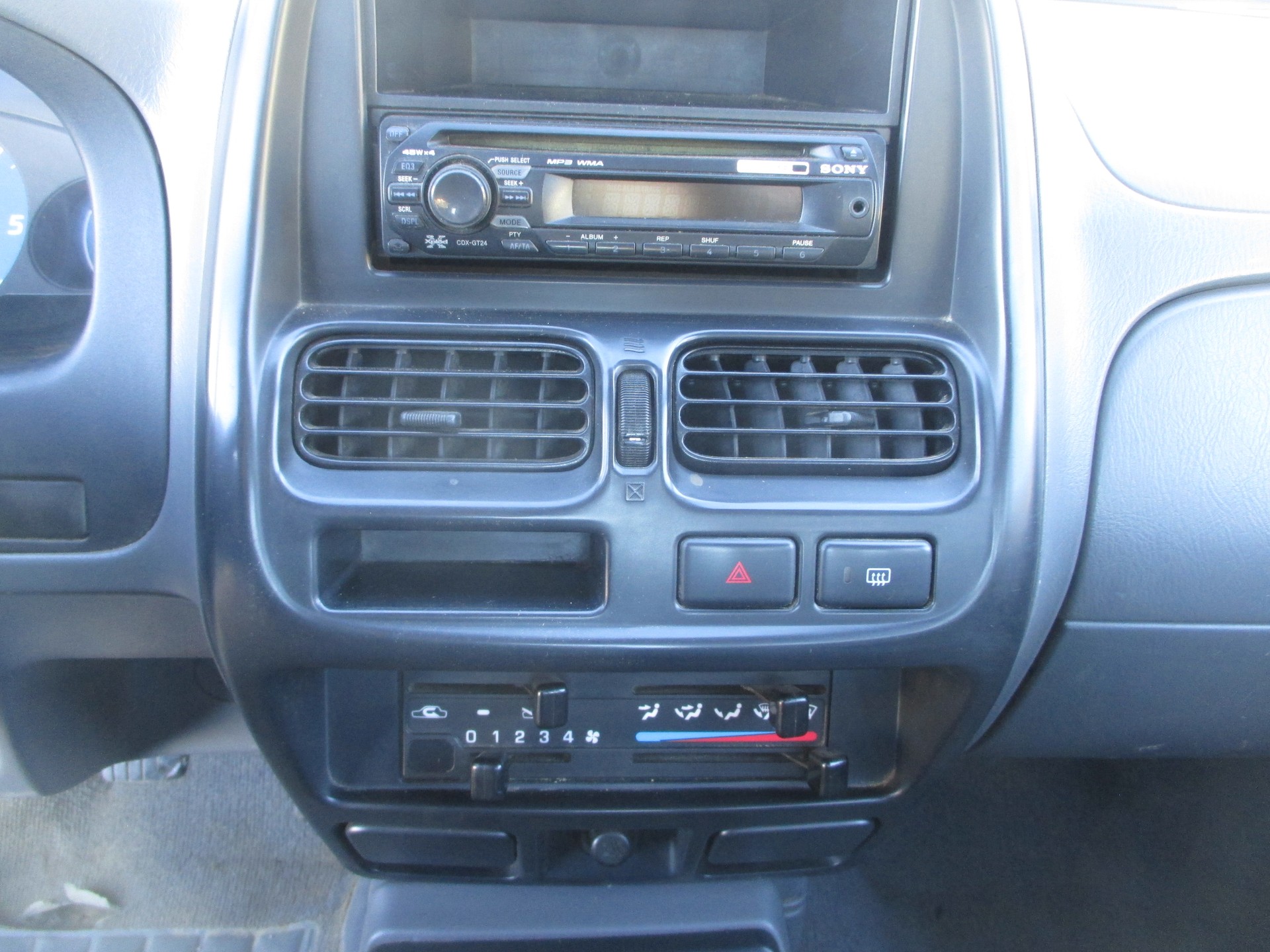 NISSAN NP300 4x4 King Cab-image-12