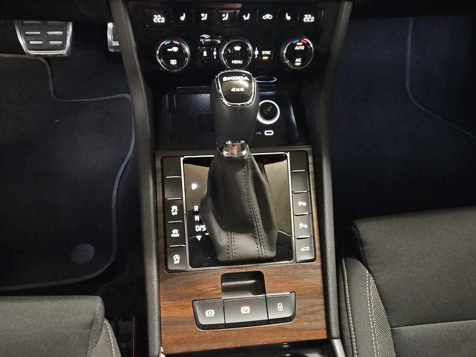 SKODA Superb Combi 2.0 TDi SportLine Light 4x4 DSG-image-20