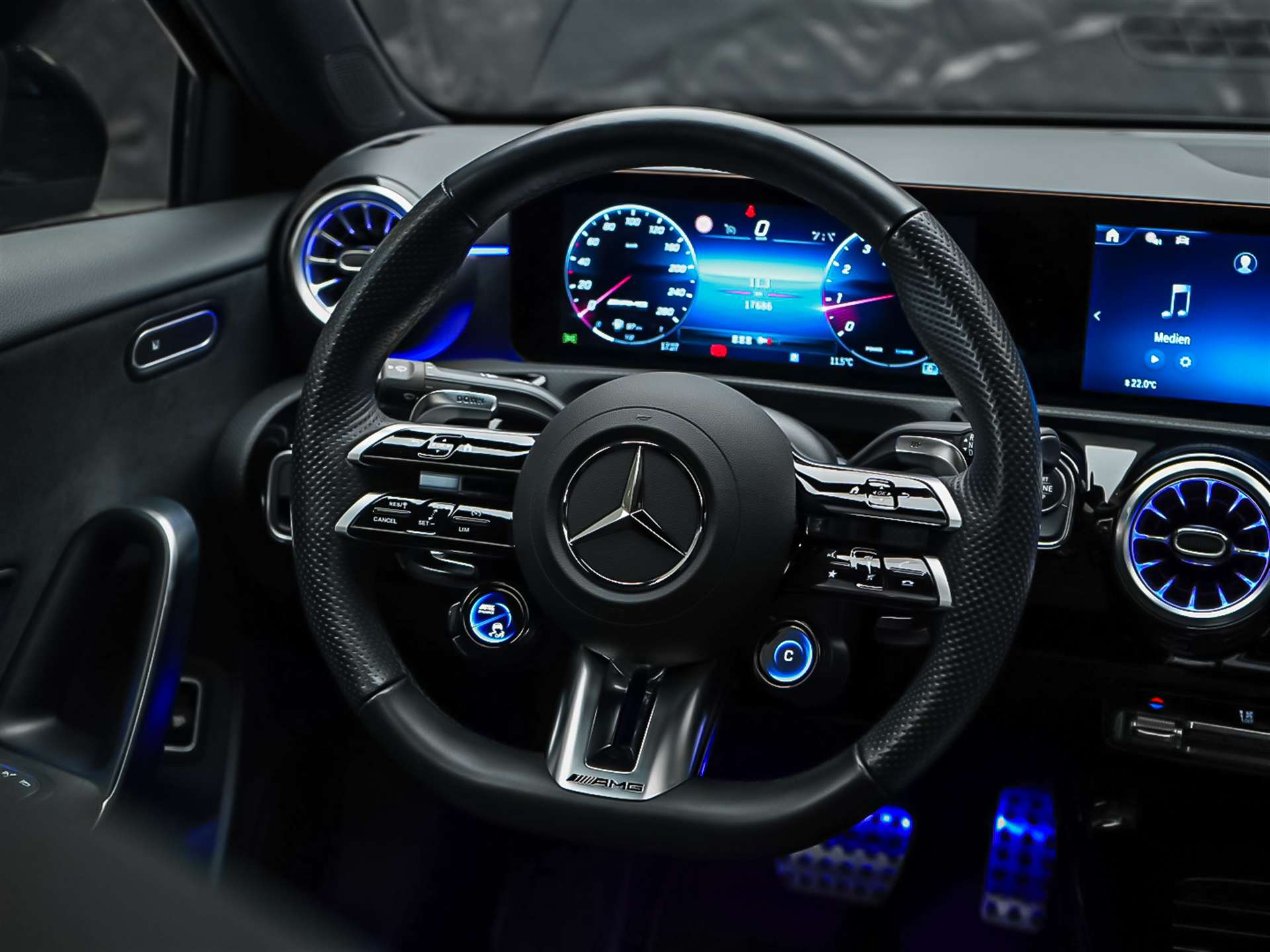MERCEDES-BENZ A 35 AMG 4Matic+ 8G-DCT *Limousine*Panorama*Aero Paket*Multibeam LED*-image-23