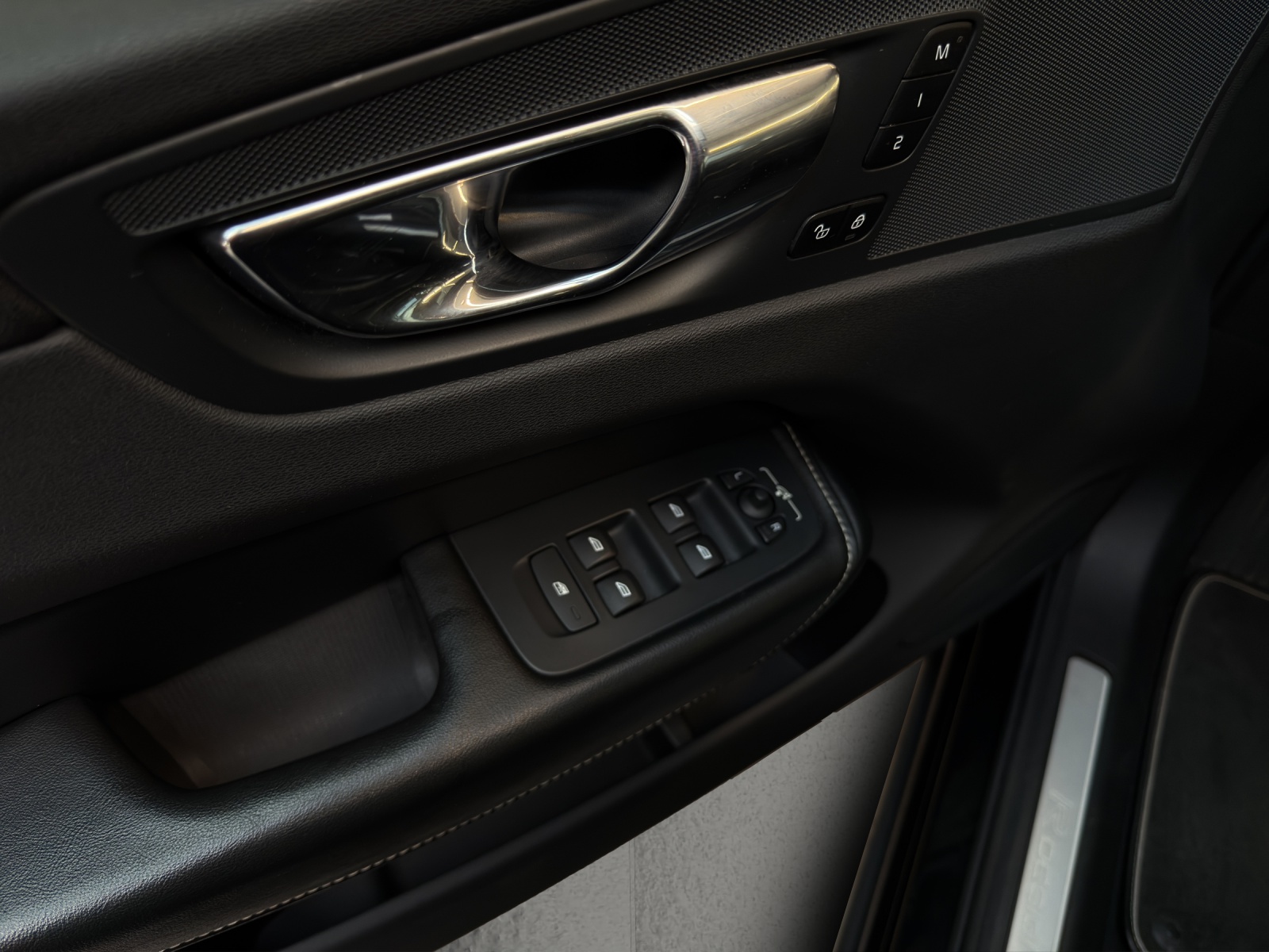 VOLVO XC60 T8 eAWD R-Design Geartronic-image-8
