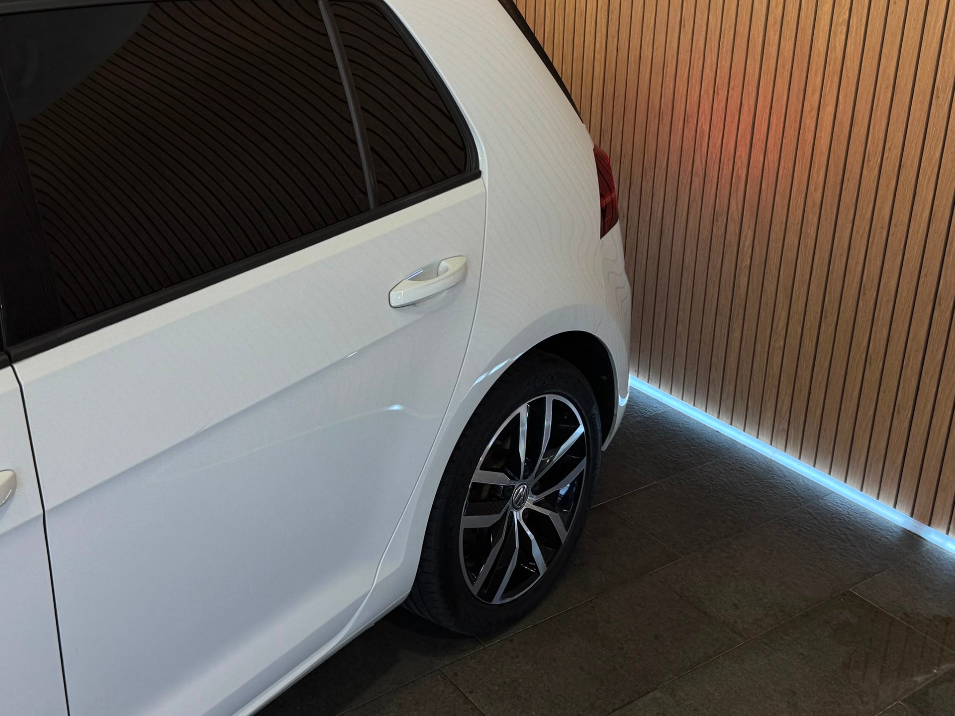 VW e-Golf-showroom-element-2