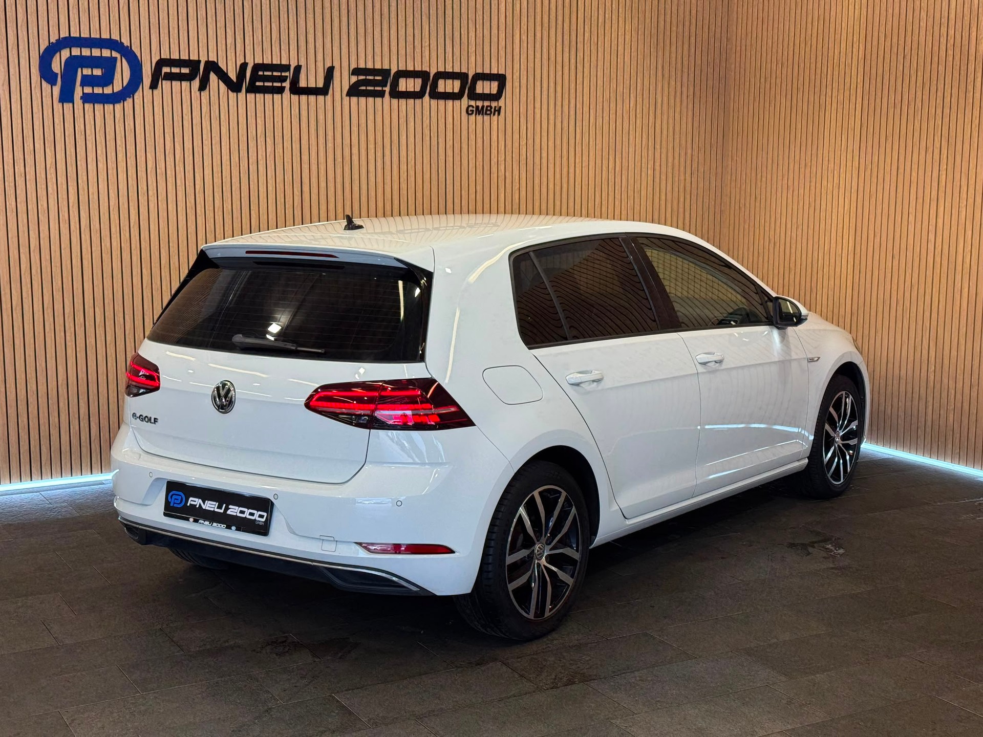 VW e-Golf-showroom-element-3
