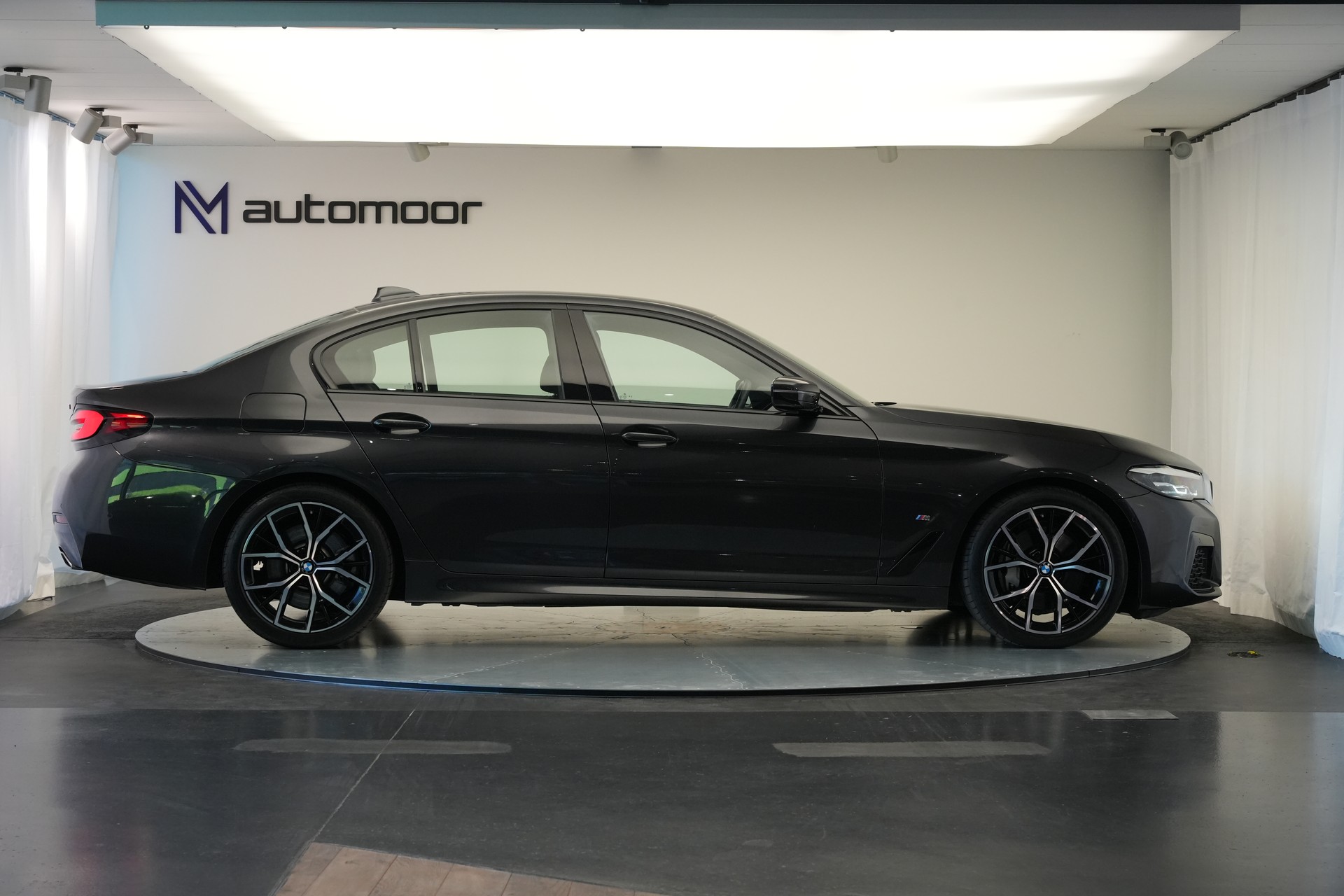 BMW 530d xDrive 48V M Sport Steptronic *AHK*-showroom-element-3