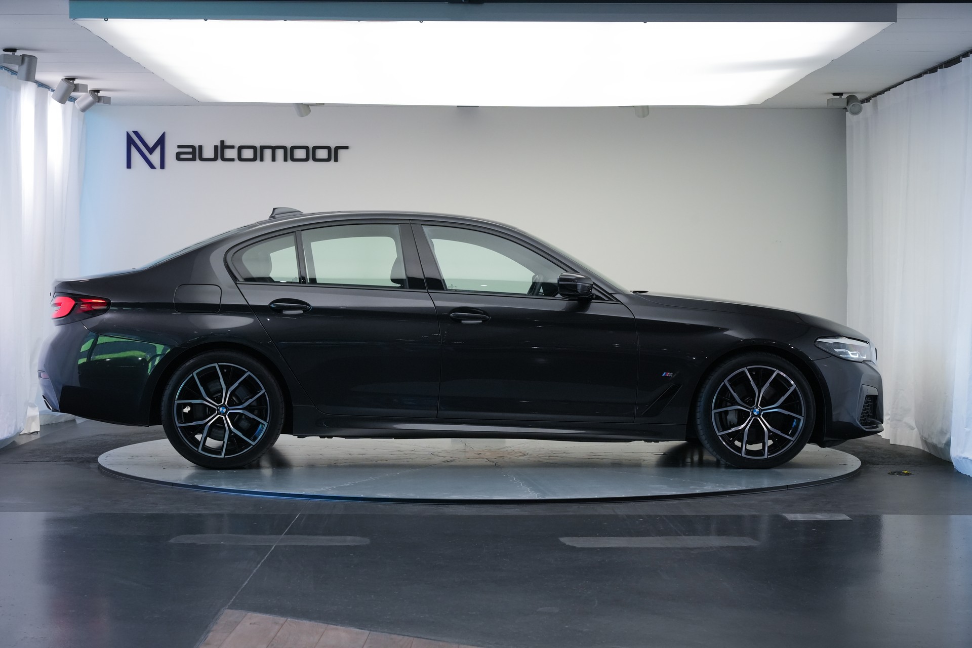 BMW 530d xDrive 48V M Sport Steptronic *AHK*-showroom-element-3