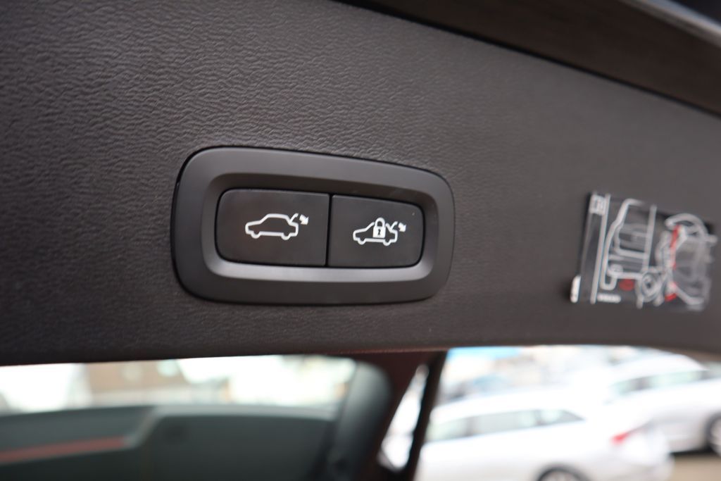 VOLVO XC40 T4 PHEV Core DCT-image-13