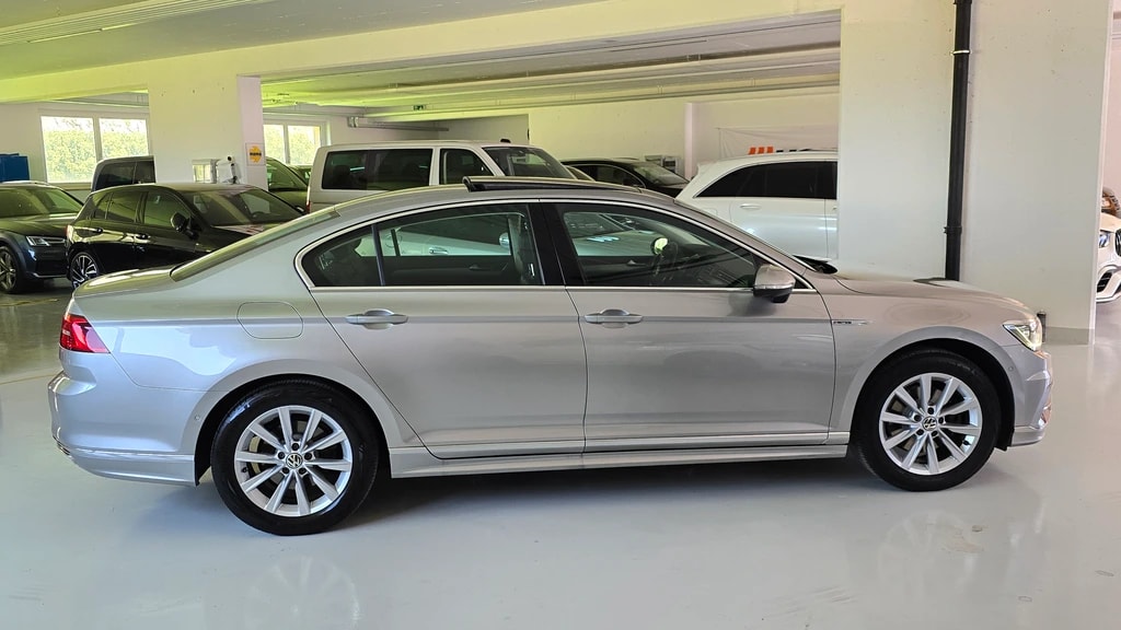VW Passat 2.0 TDI R-Line 4Motion-image-2