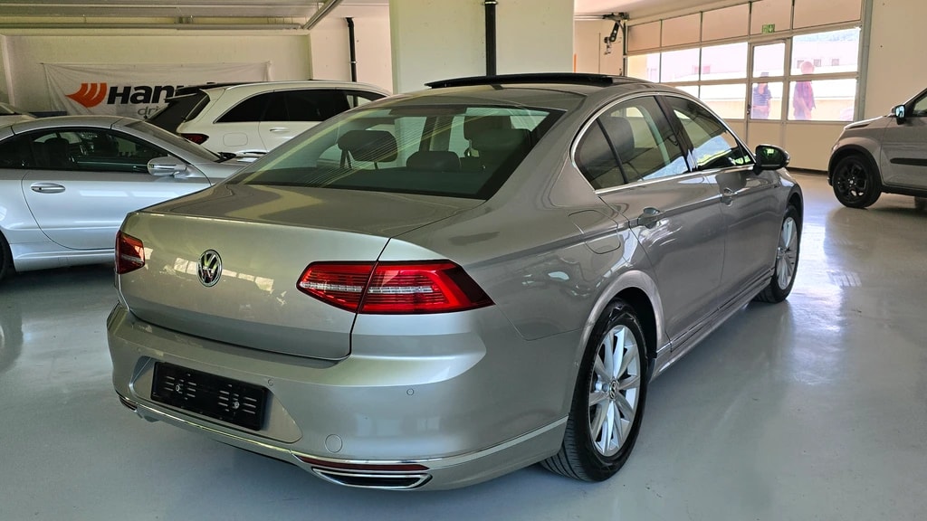 VW Passat 2.0 TDI R-Line 4Motion-image-3