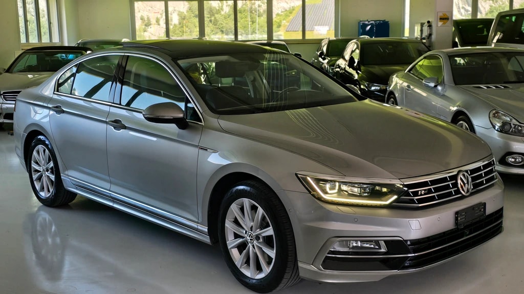 VW Passat 2.0 TDI R-Line 4Motion-image-1