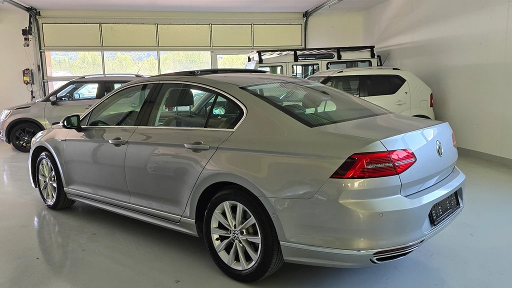 VW Passat 2.0 TDI R-Line 4Motion-image-5