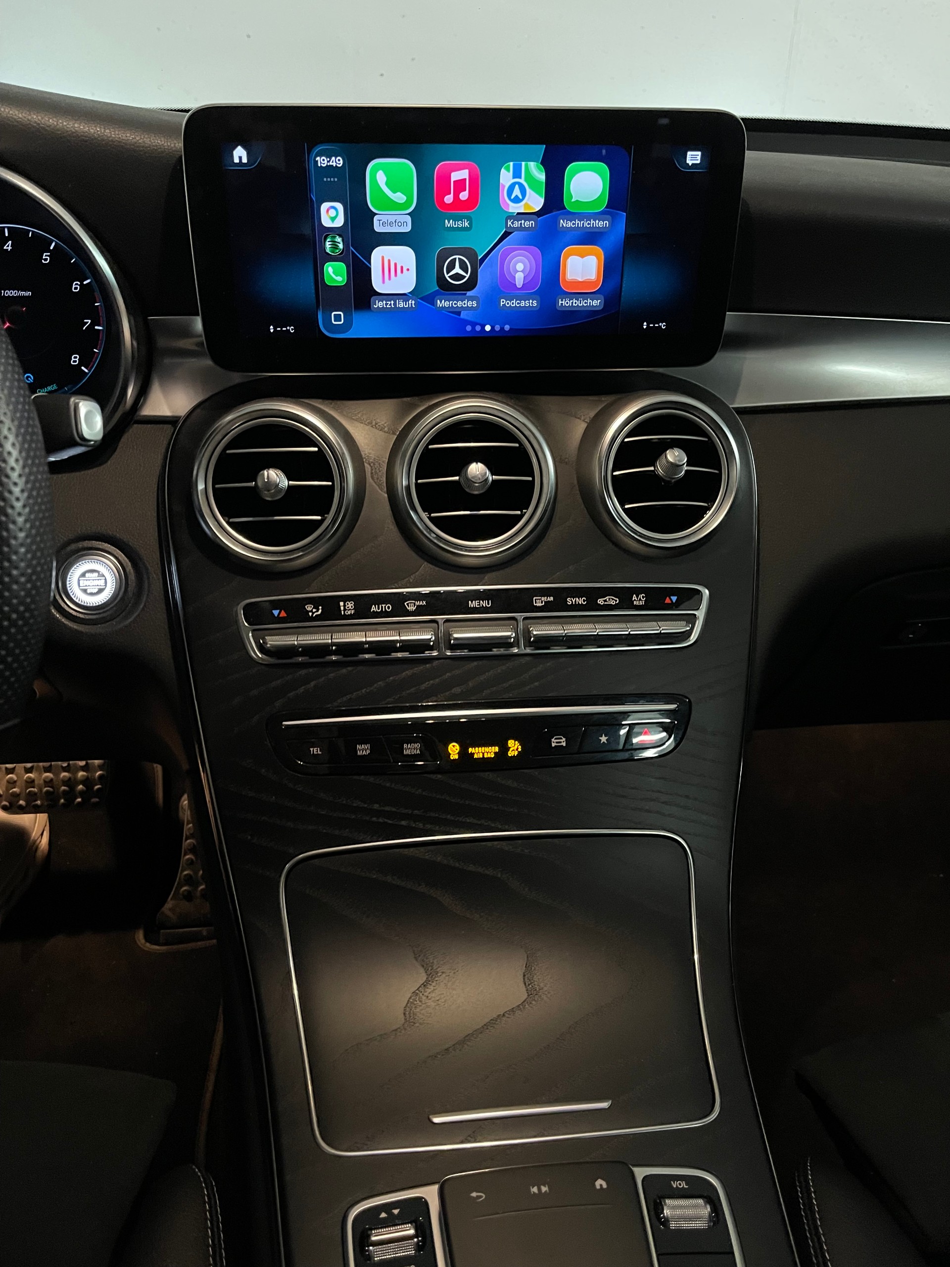MERCEDES-BENZ GLC 200 AMG Line 4Matic 9G-Tronic-image-9