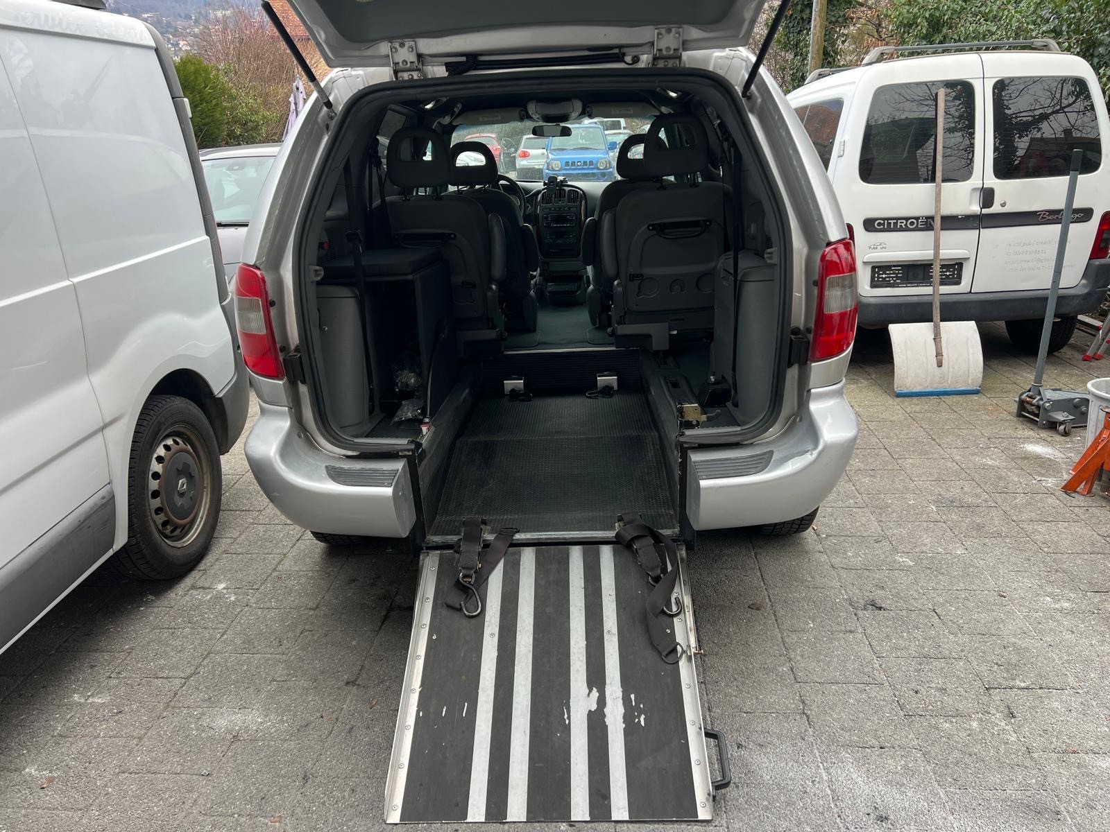 CHRYSLER Voyager 3.3 LX Automatic-image-10