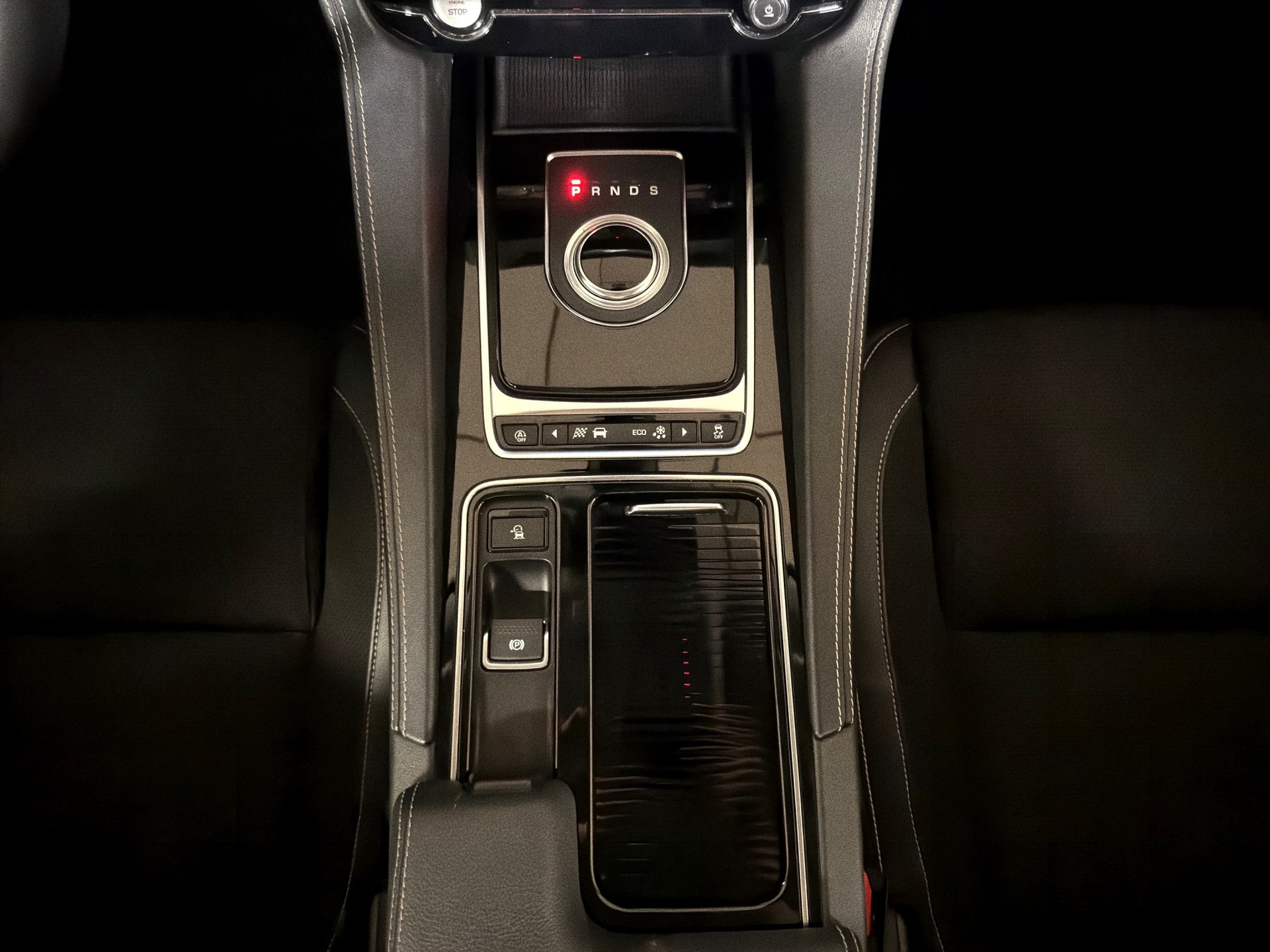 JAGUAR F-Pace 25t 2.0 R-Sport AWD Automatik-image-13