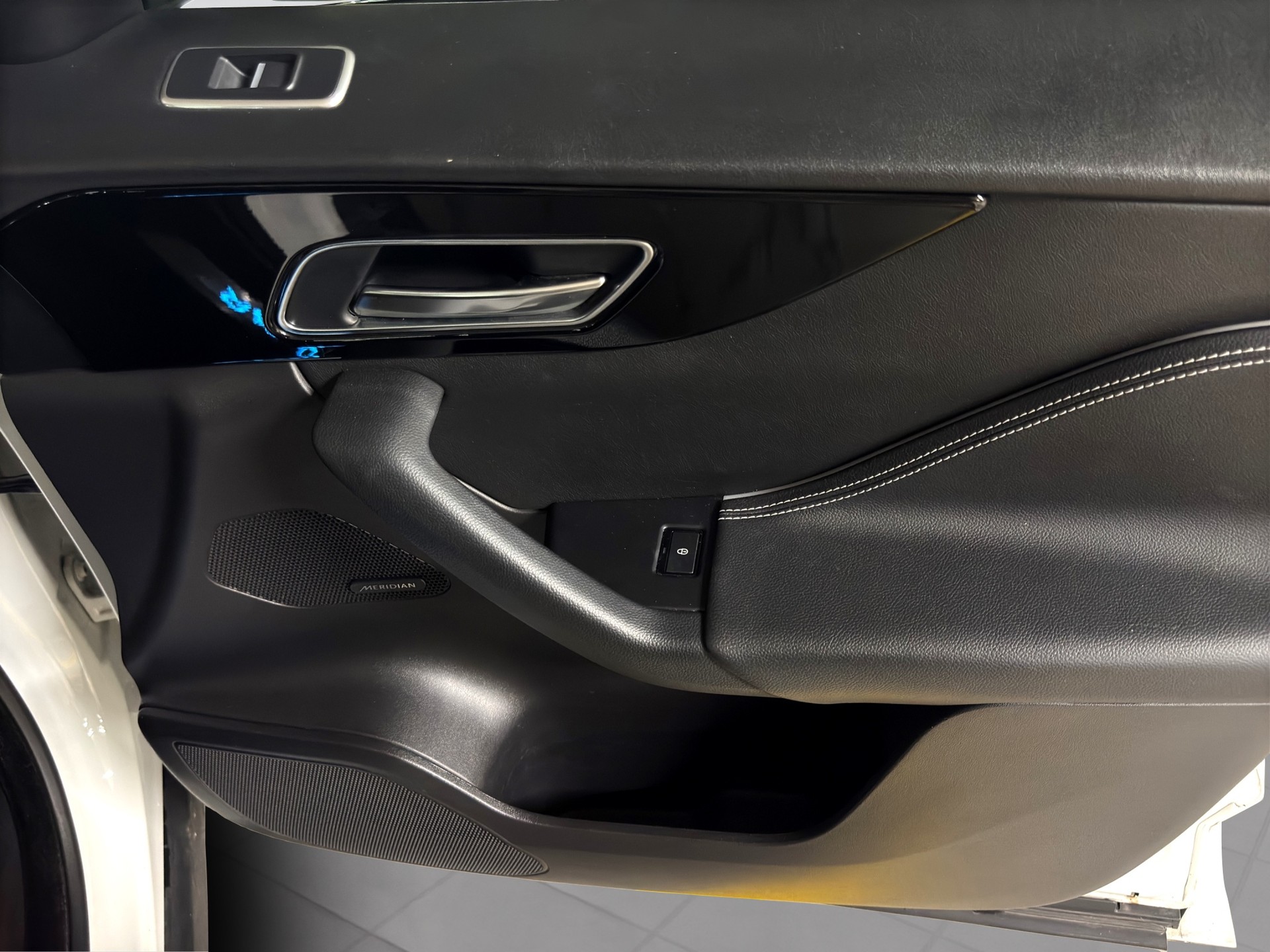 JAGUAR F-Pace 25t 2.0 R-Sport AWD Automatik-image-24