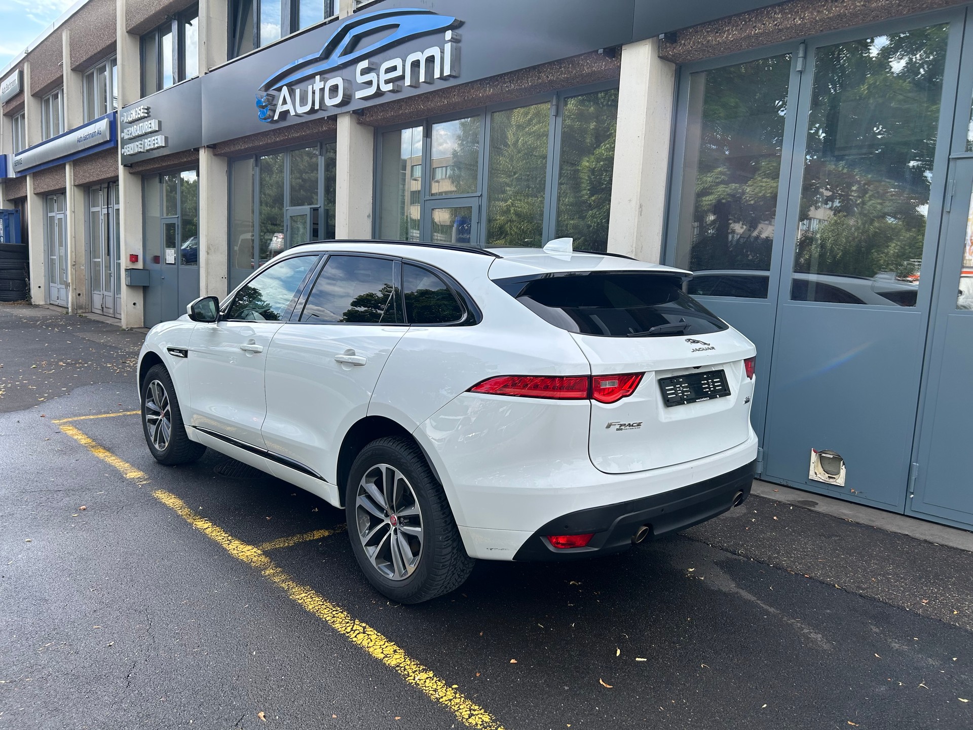 JAGUAR F-Pace 25t 2.0 R-Sport AWD Automatik-image-9