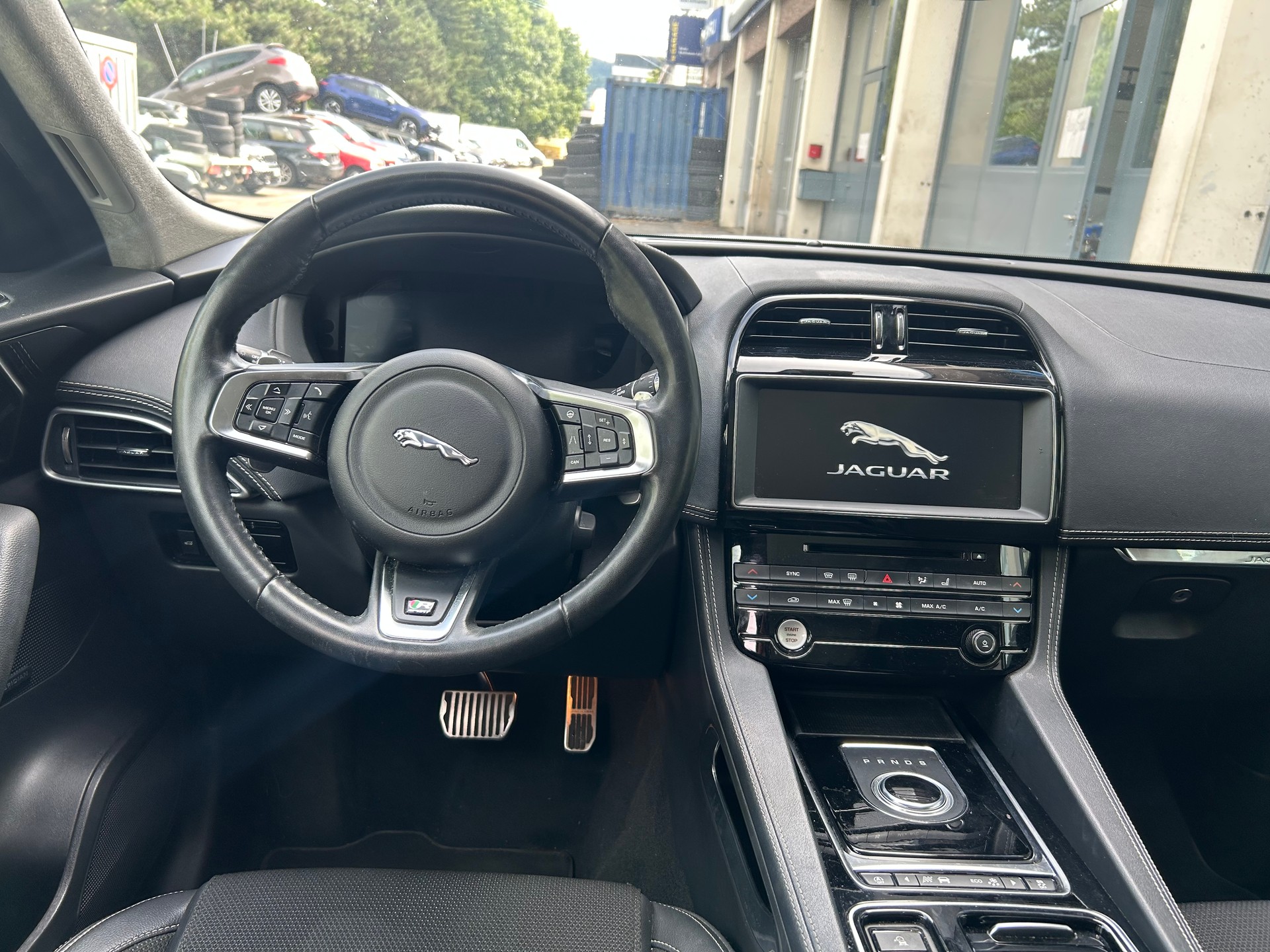 JAGUAR F-Pace 25t 2.0 R-Sport AWD Automatik-showroom-element-3