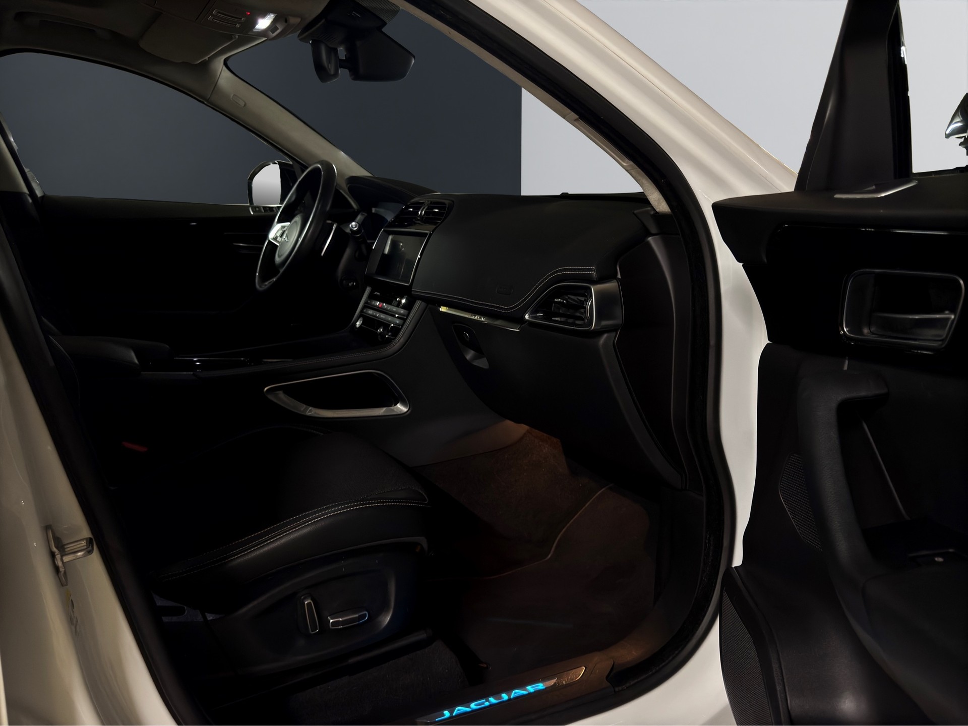 JAGUAR F-Pace 25t 2.0 R-Sport AWD Automatik-image-23