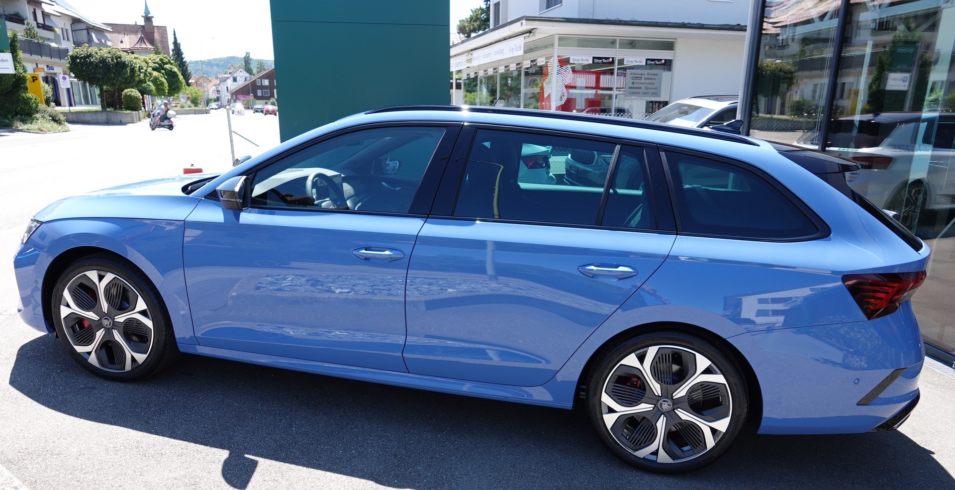SKODA Octavia Combi 2.0 TSI RS 30 Years Edition DSG-image-6