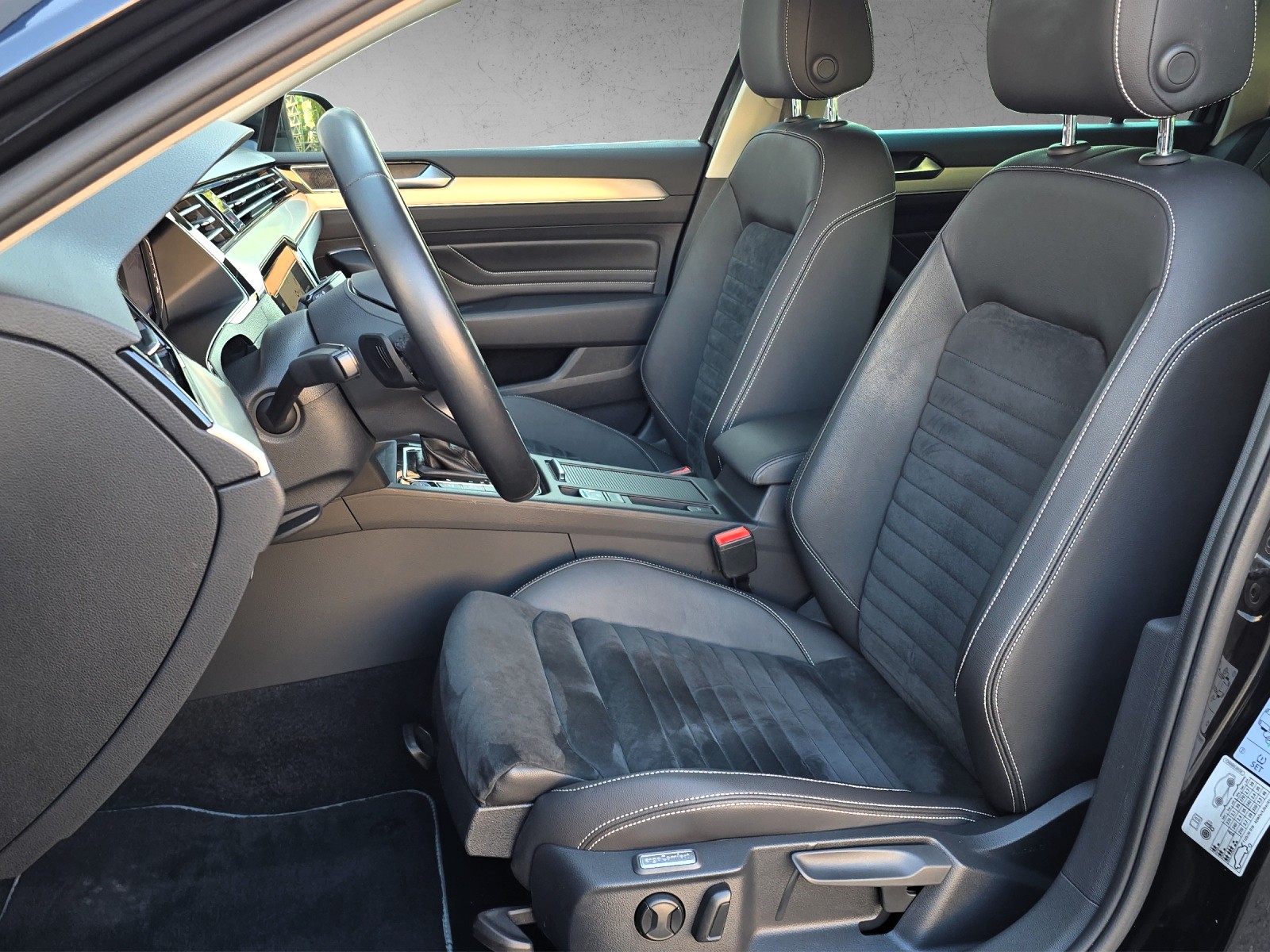 VW Passat 2.0 TDI BMT Elegance 4Motion DSG-image-9