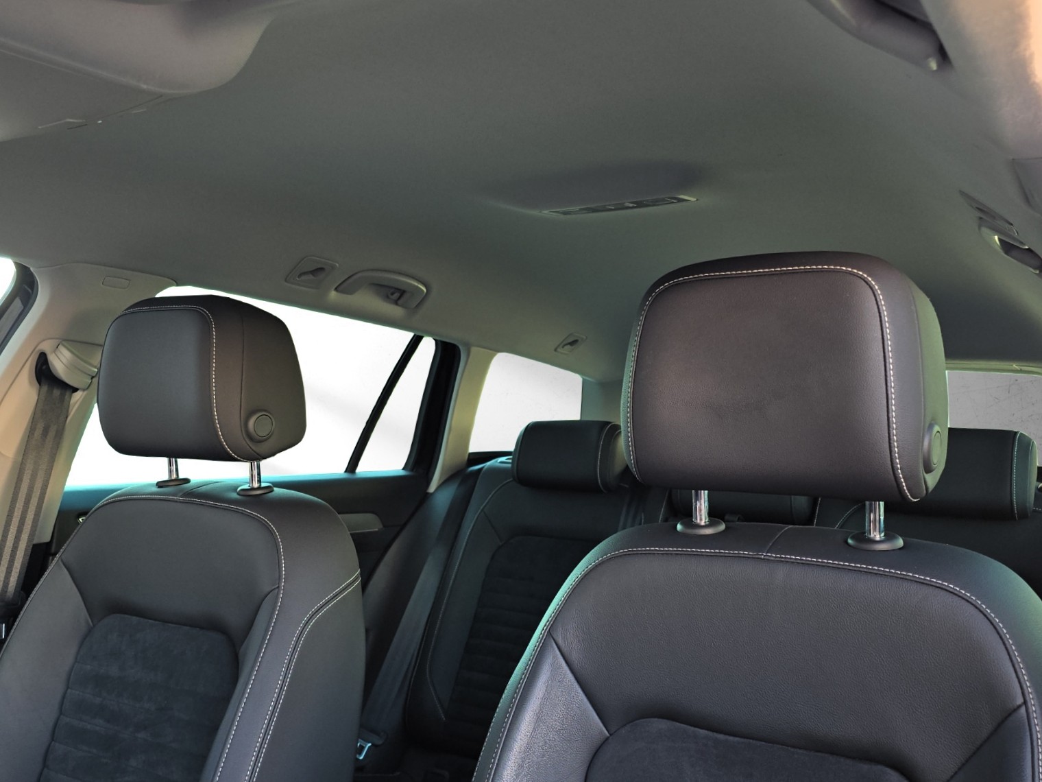 VW Passat 2.0 TDI BMT Elegance 4Motion DSG-image-16