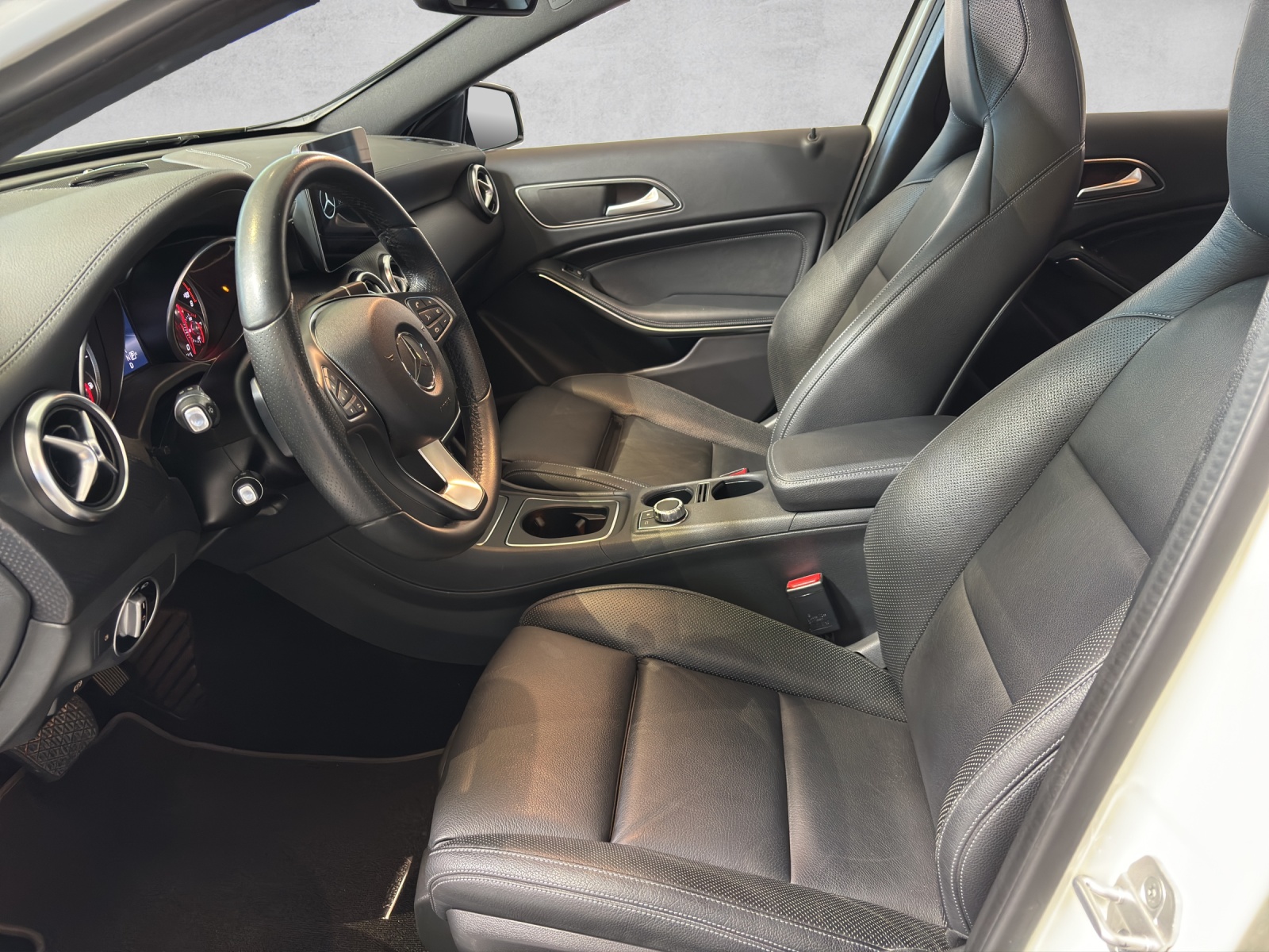 MERCEDES-BENZ A 220 Urban 4Matic 7G-DCT-image-5