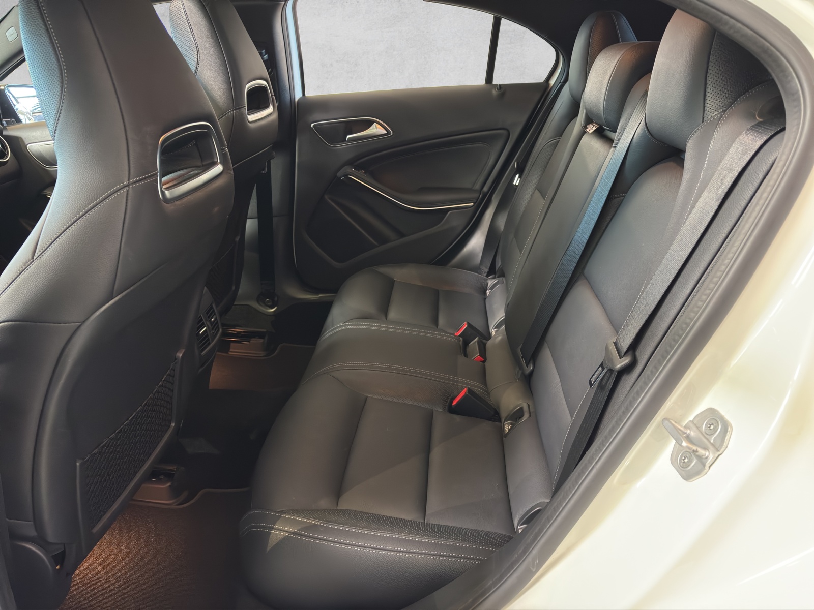 MERCEDES-BENZ A 220 Urban 4Matic 7G-DCT-image-8