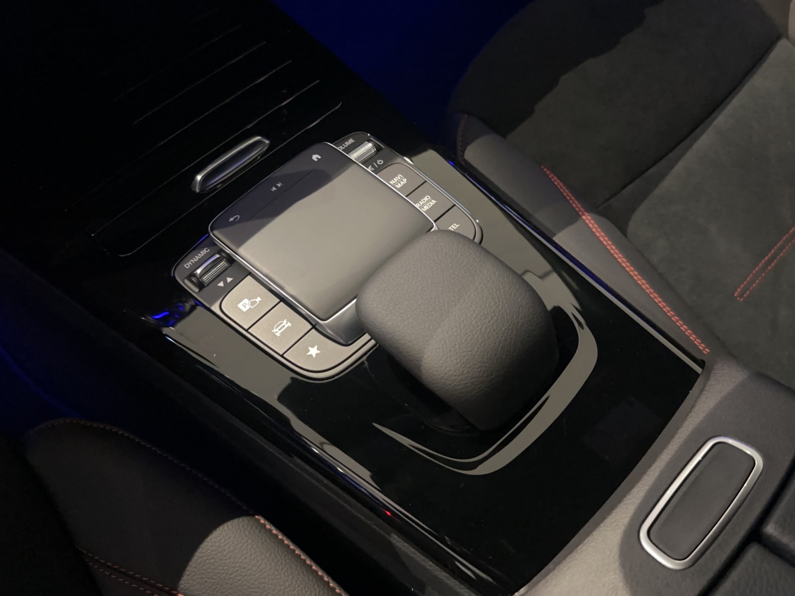 MERCEDES-BENZ A 180 Night Star AMG Line 7G-DCT-image-14