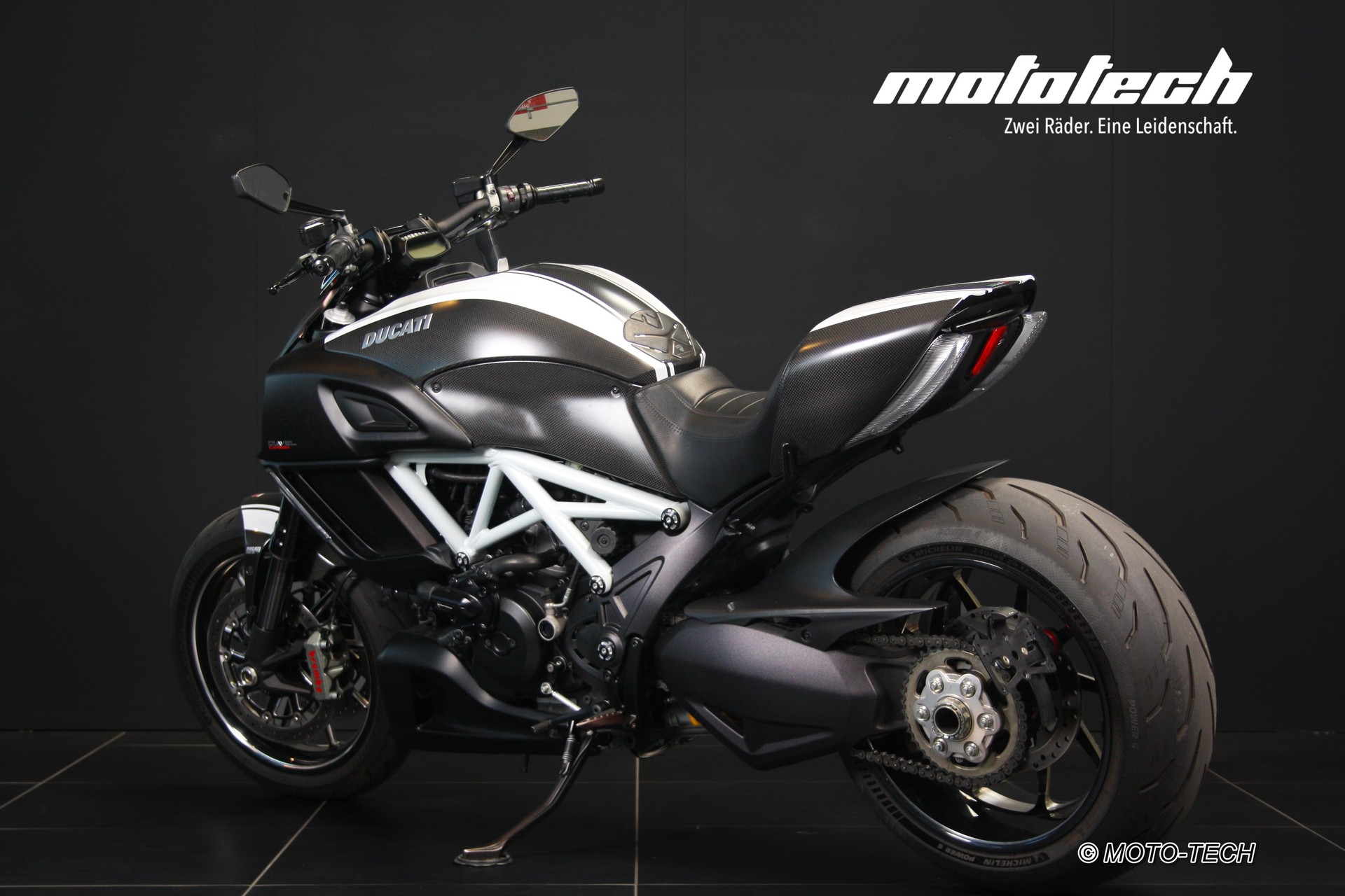 DUCATI Diavel 1200 Weiss-showroom-element-3