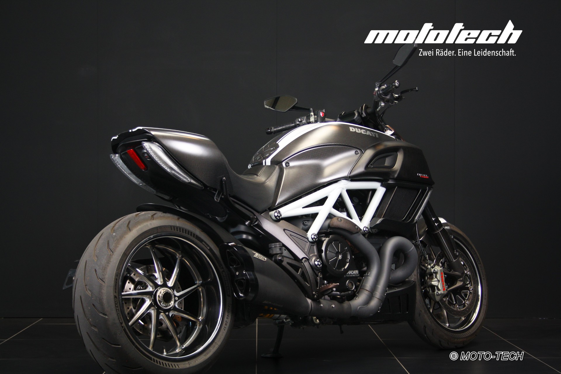 DUCATI Diavel 1200 Weiss-showroom-element-2