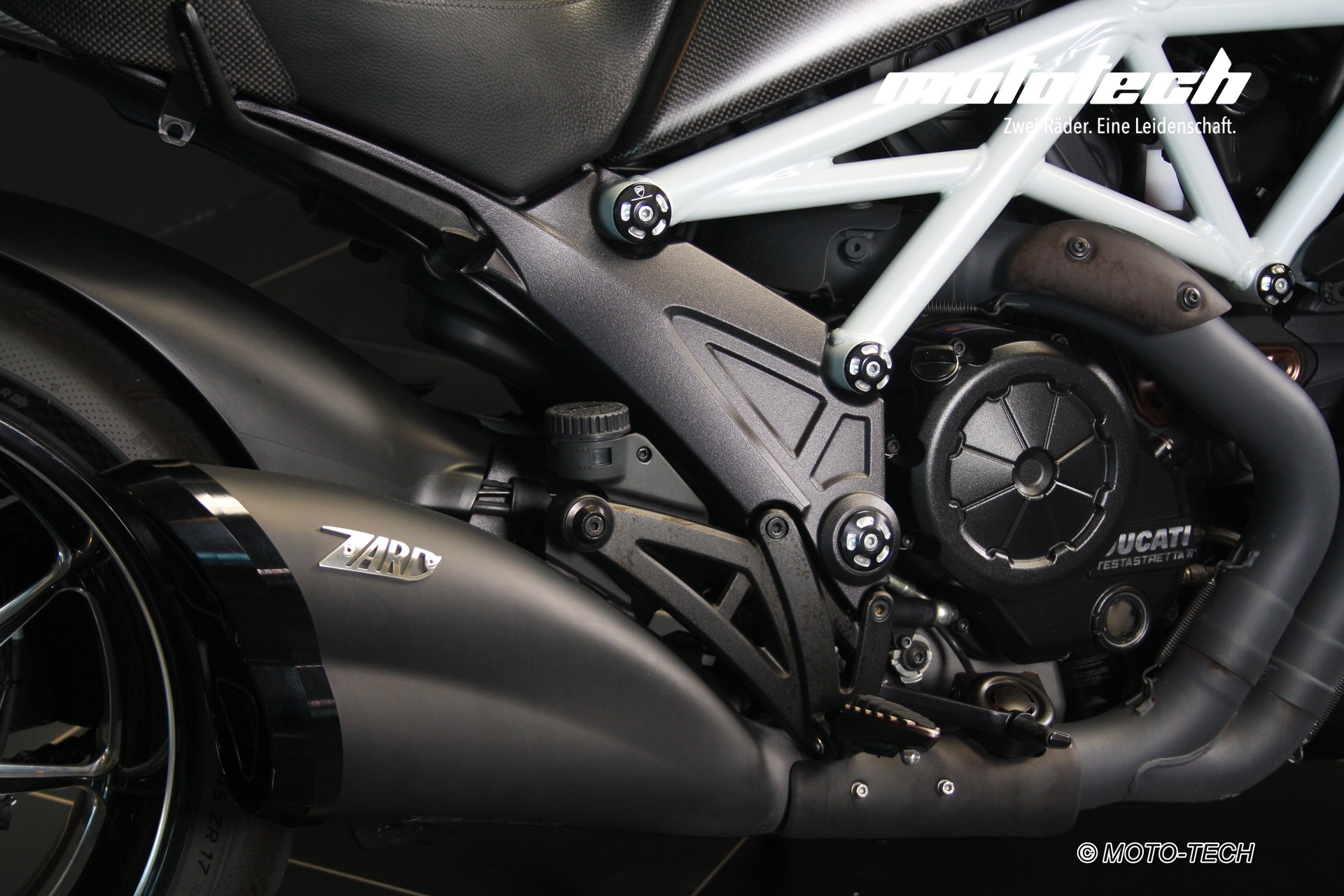 DUCATI Diavel 1200 Weiss-image-11