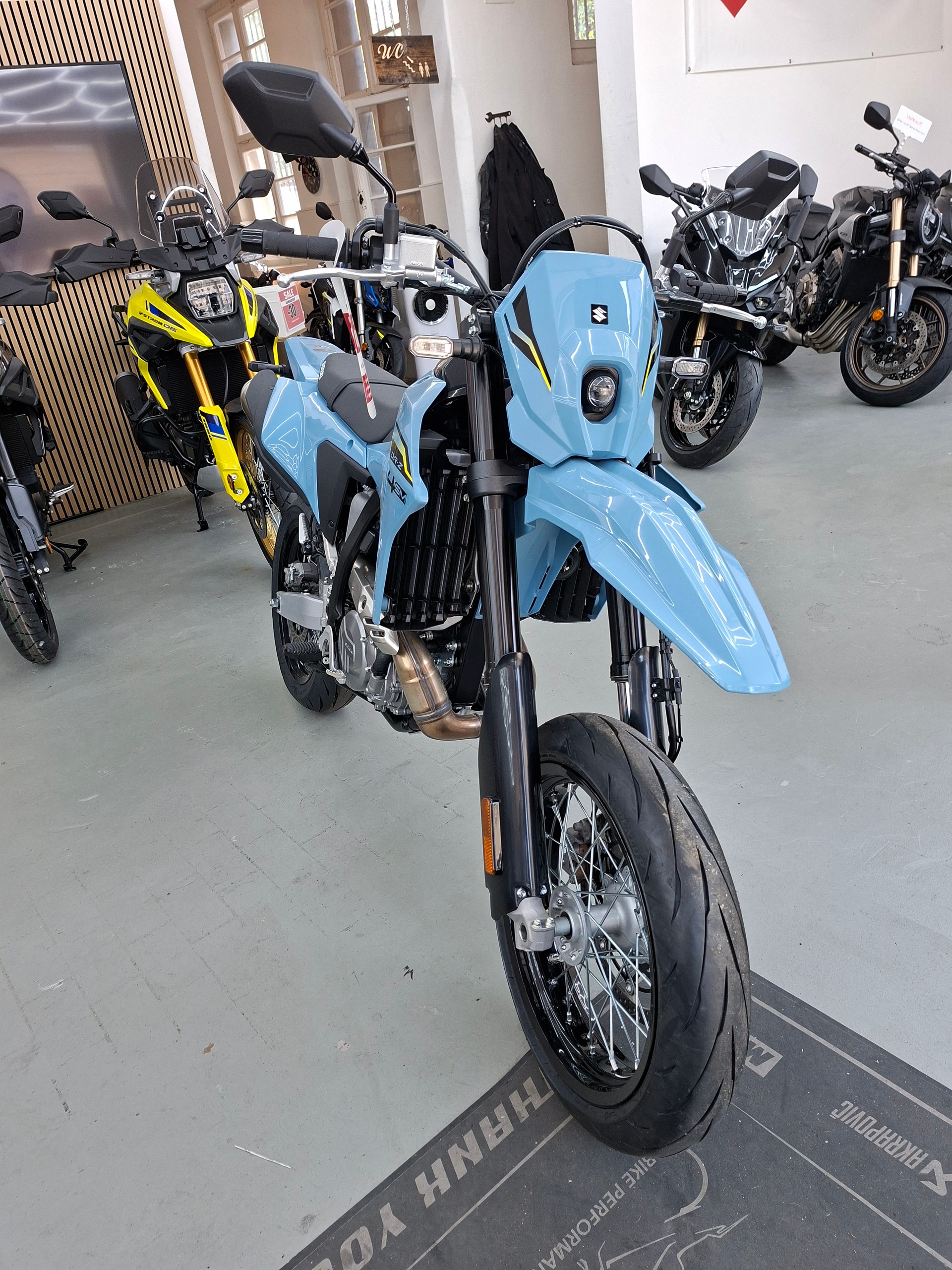 SUZUKI DR-Z4SM-showroom-element-1