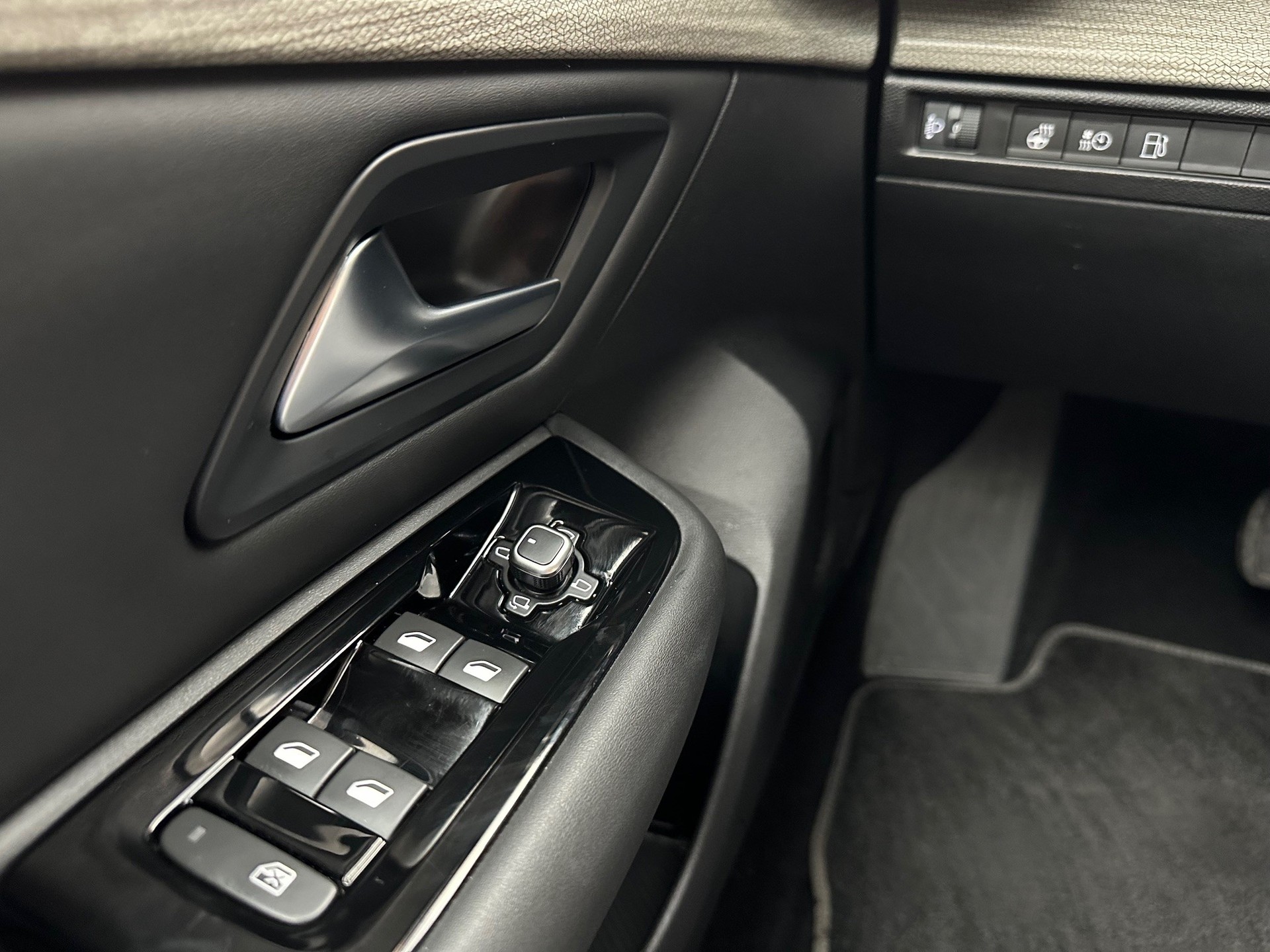 CITROEN C5 X 1.6i PHEV Shine e-EAT8-image-12