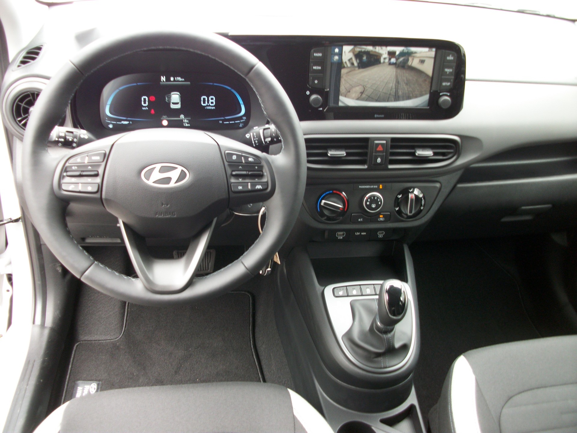 HYUNDAI i10 1.2 Amplia Aut.-image-6