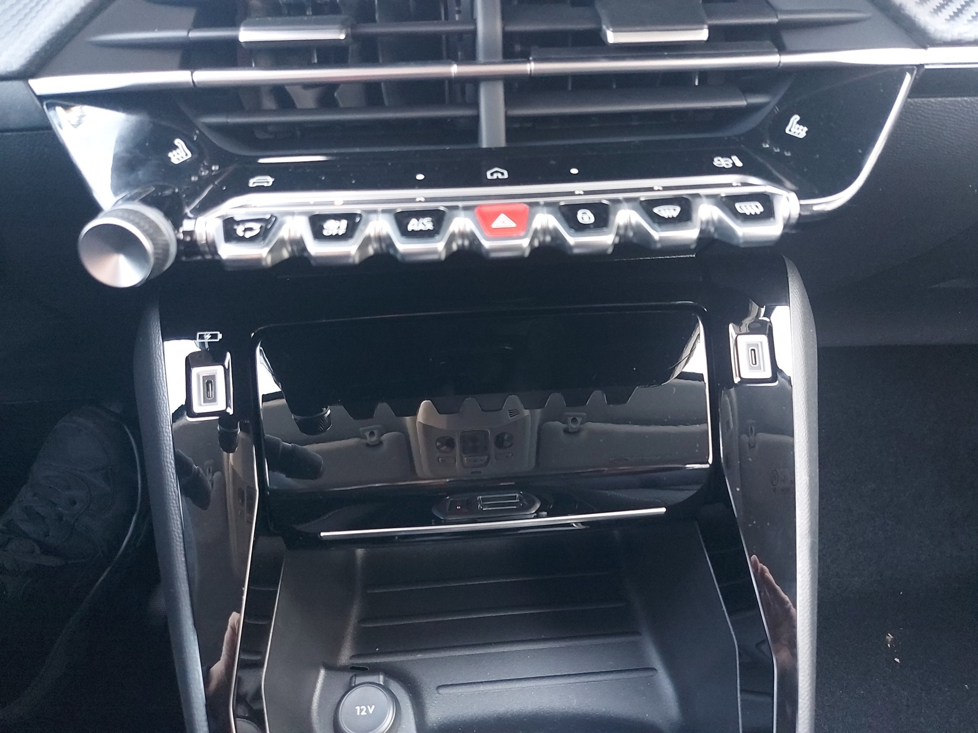 PEUGEOT 208 1.2 Hybrid Allure Premium-image-8