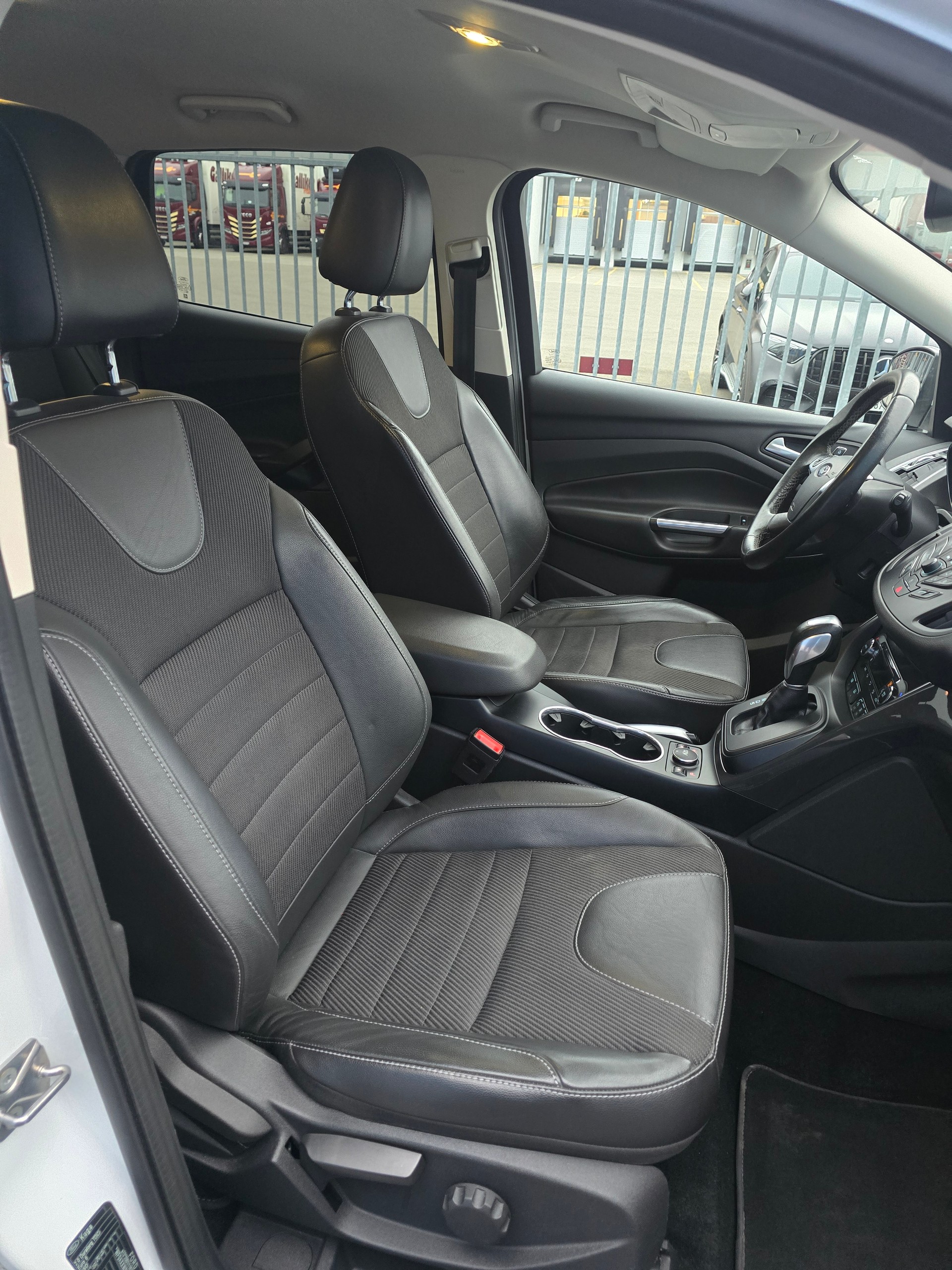 FORD Kuga 2.0 TDCi Titanium S 4WD PowerShift-image-16