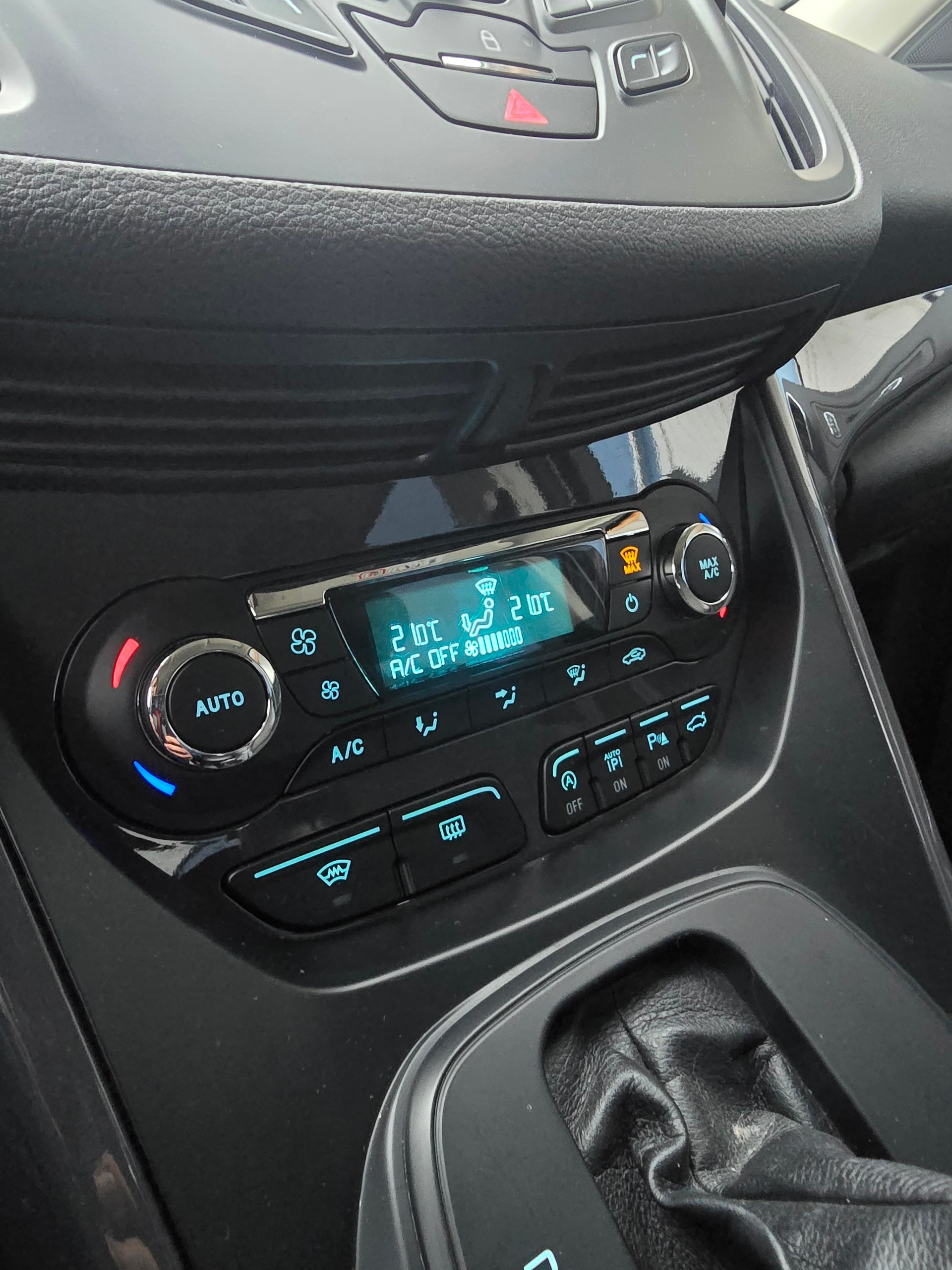 FORD Kuga 2.0 TDCi Titanium S 4WD PowerShift-image-12