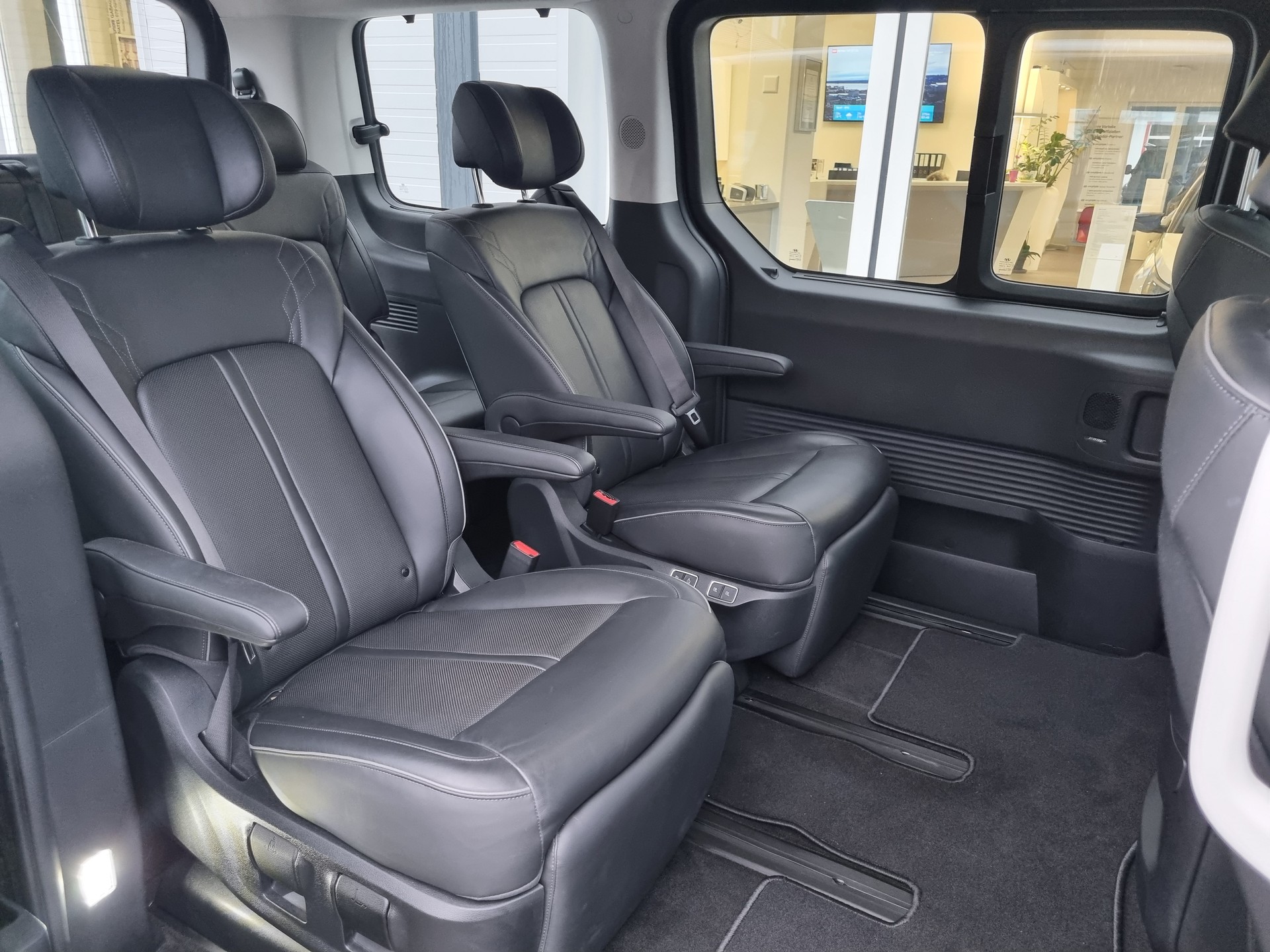 HYUNDAI Staria Premium 2.2 CRDi Vertex 4WD A-image-8