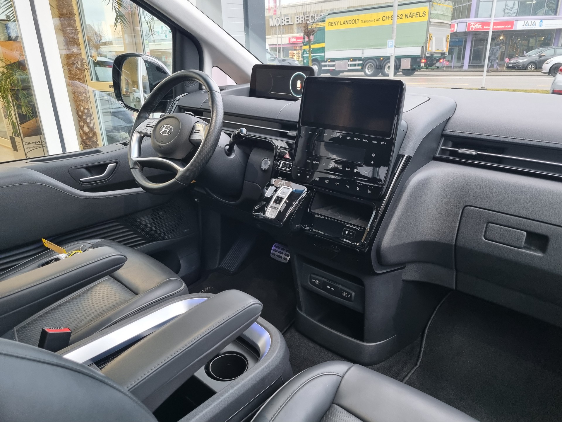 HYUNDAI Staria Premium 2.2 CRDi Vertex 4WD A-image-11