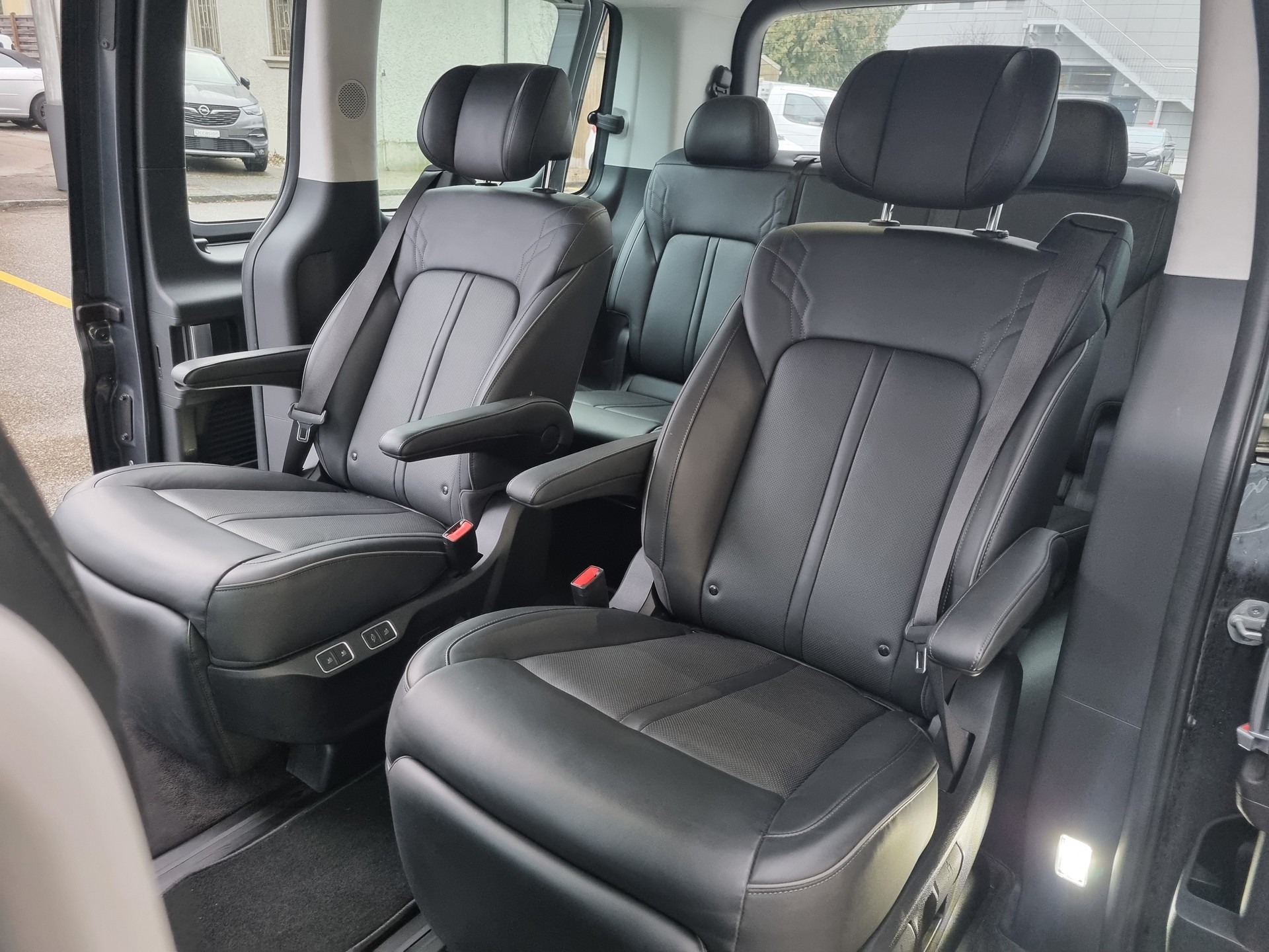 HYUNDAI Staria Premium 2.2 CRDi Vertex 4WD A-image-13