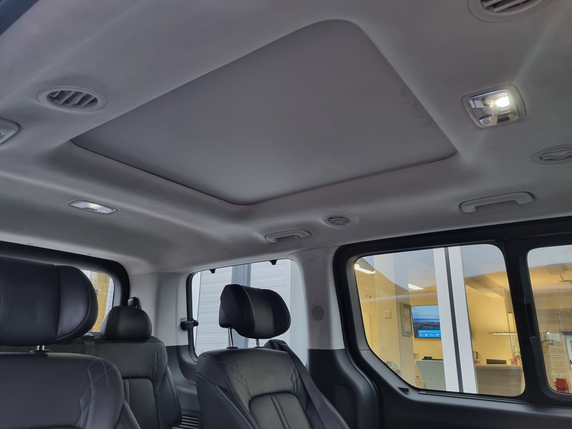 HYUNDAI Staria Premium 2.2 CRDi Vertex 4WD A-image-10