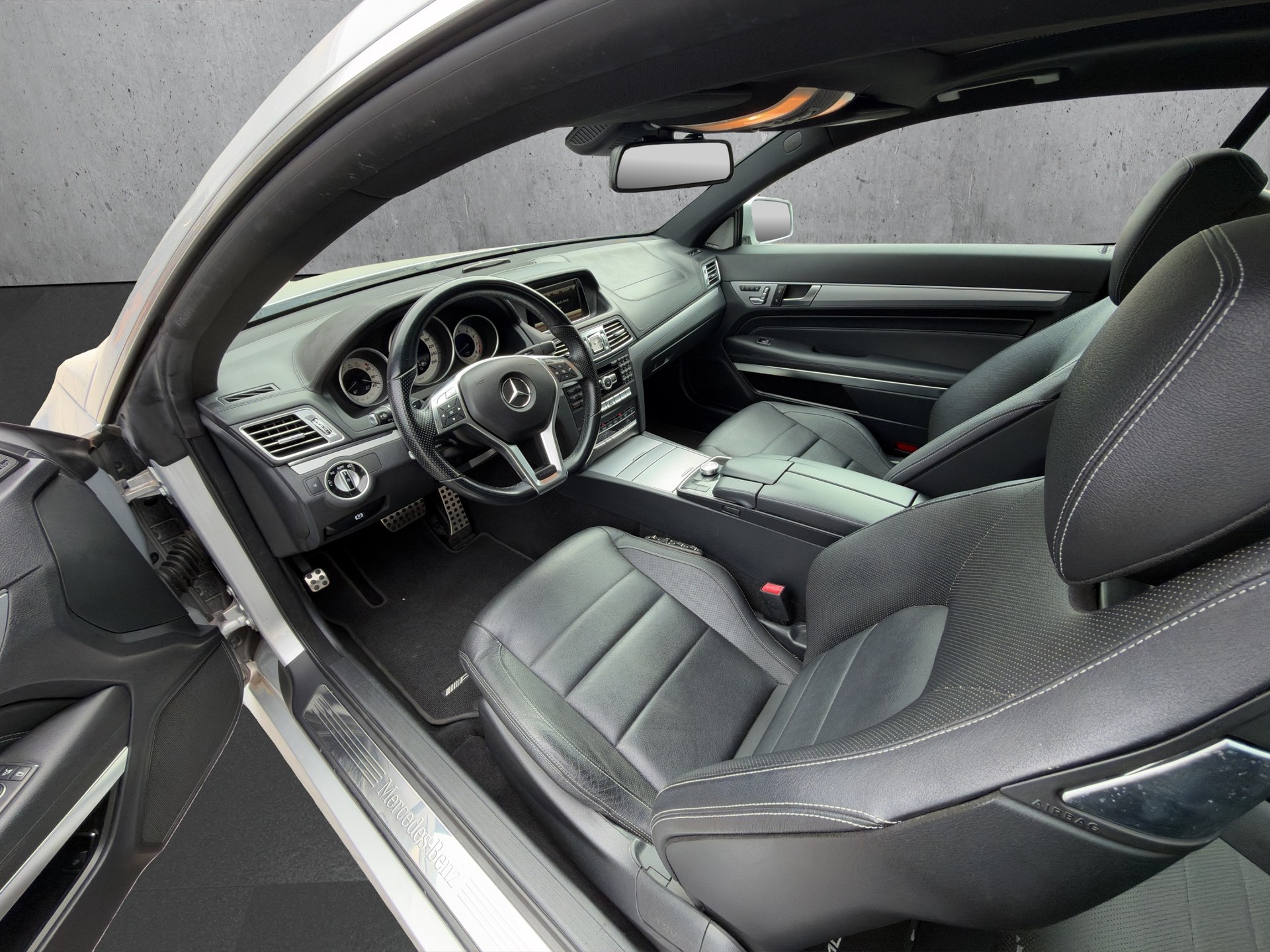 MERCEDES-BENZ E 300 AMG Coupé-image-10