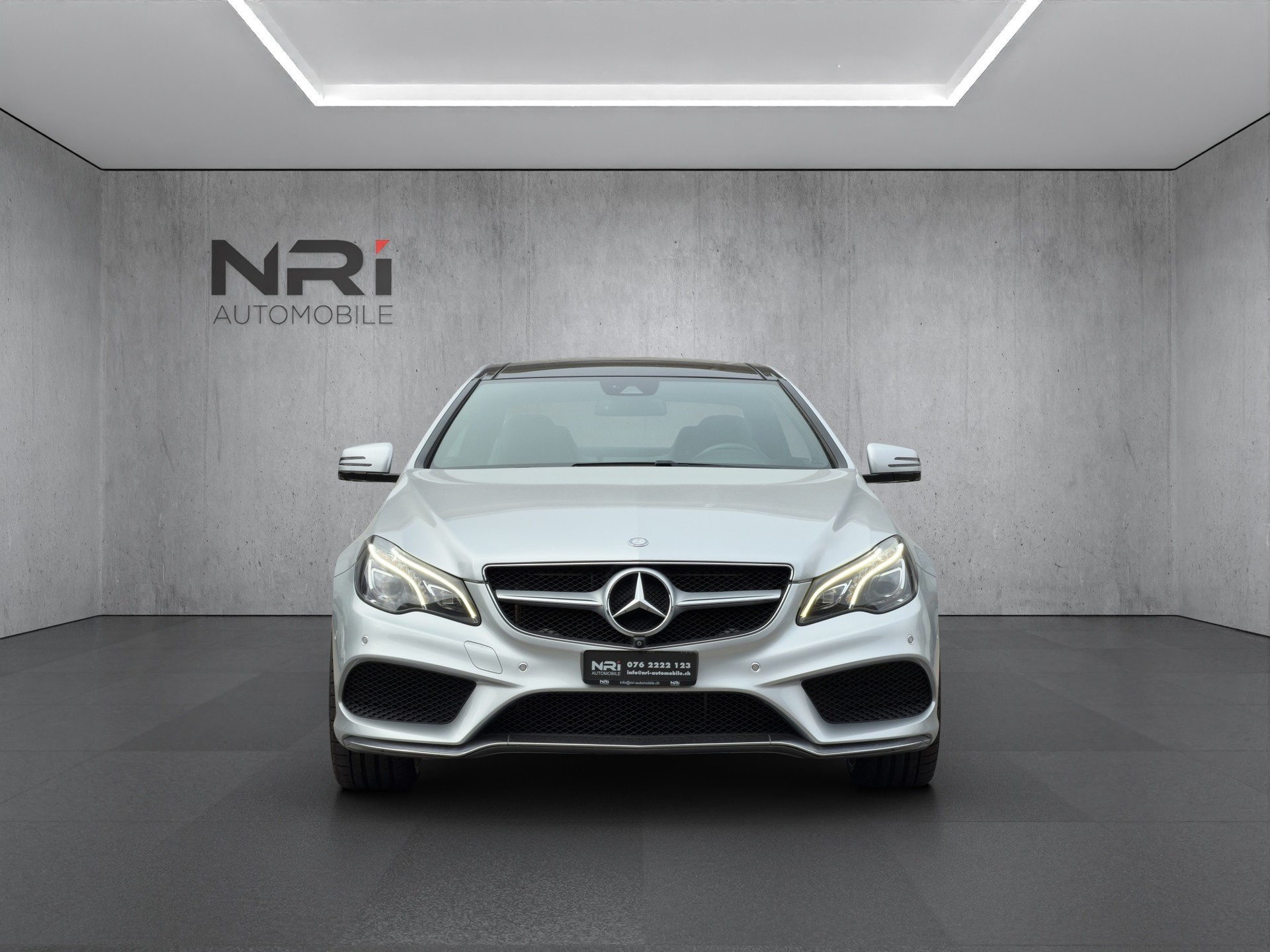 MERCEDES-BENZ E 300 AMG Coupé-showroom-element-1
