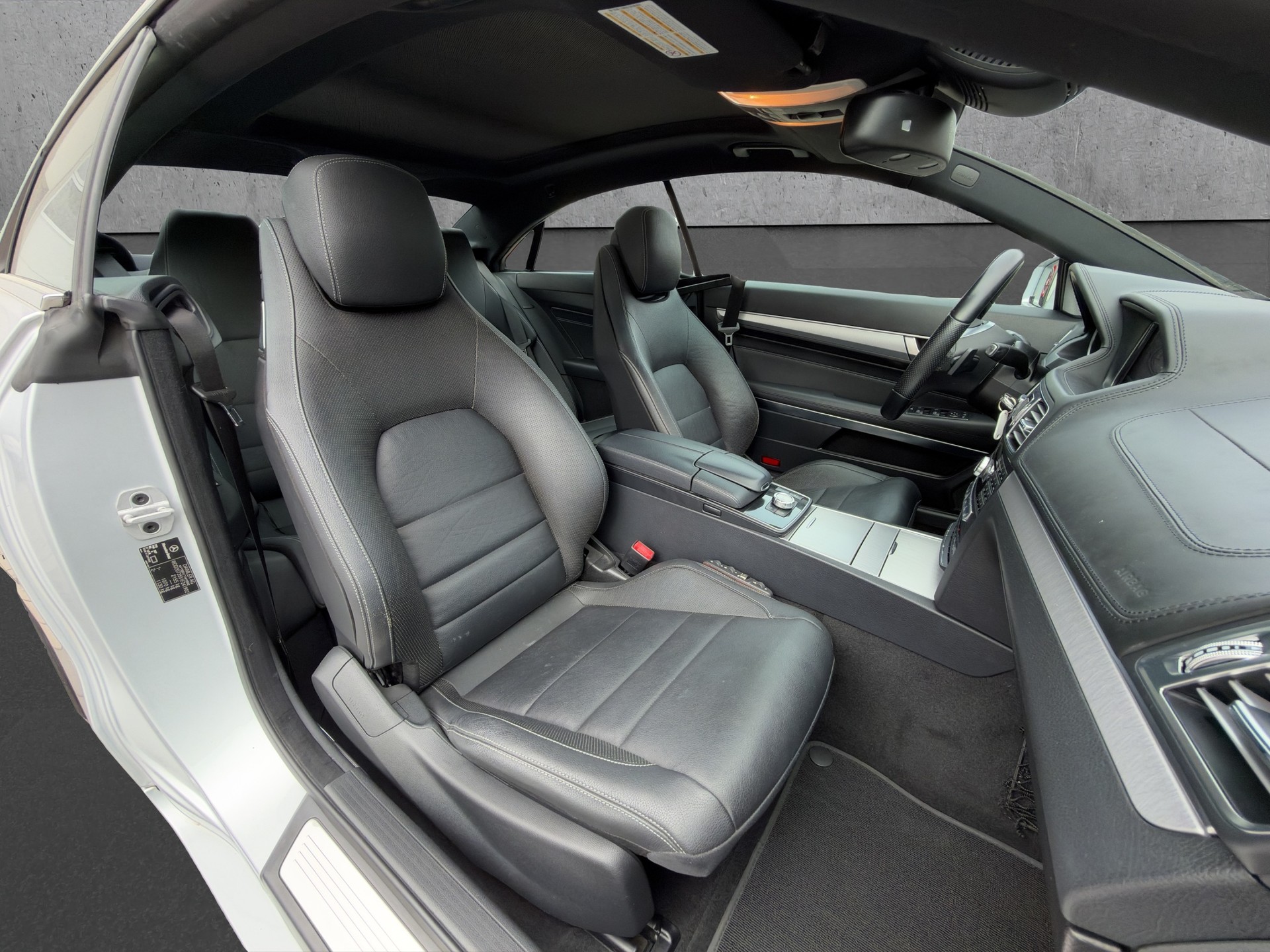 MERCEDES-BENZ E 300 AMG Coupé-image-13