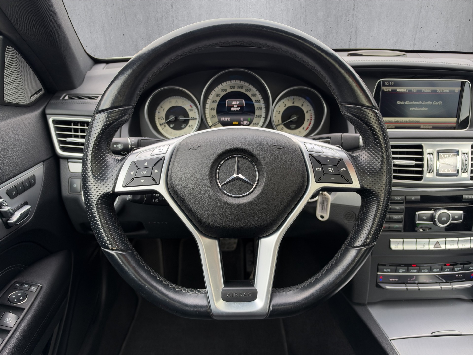 MERCEDES-BENZ E 300 AMG Coupé-image-14